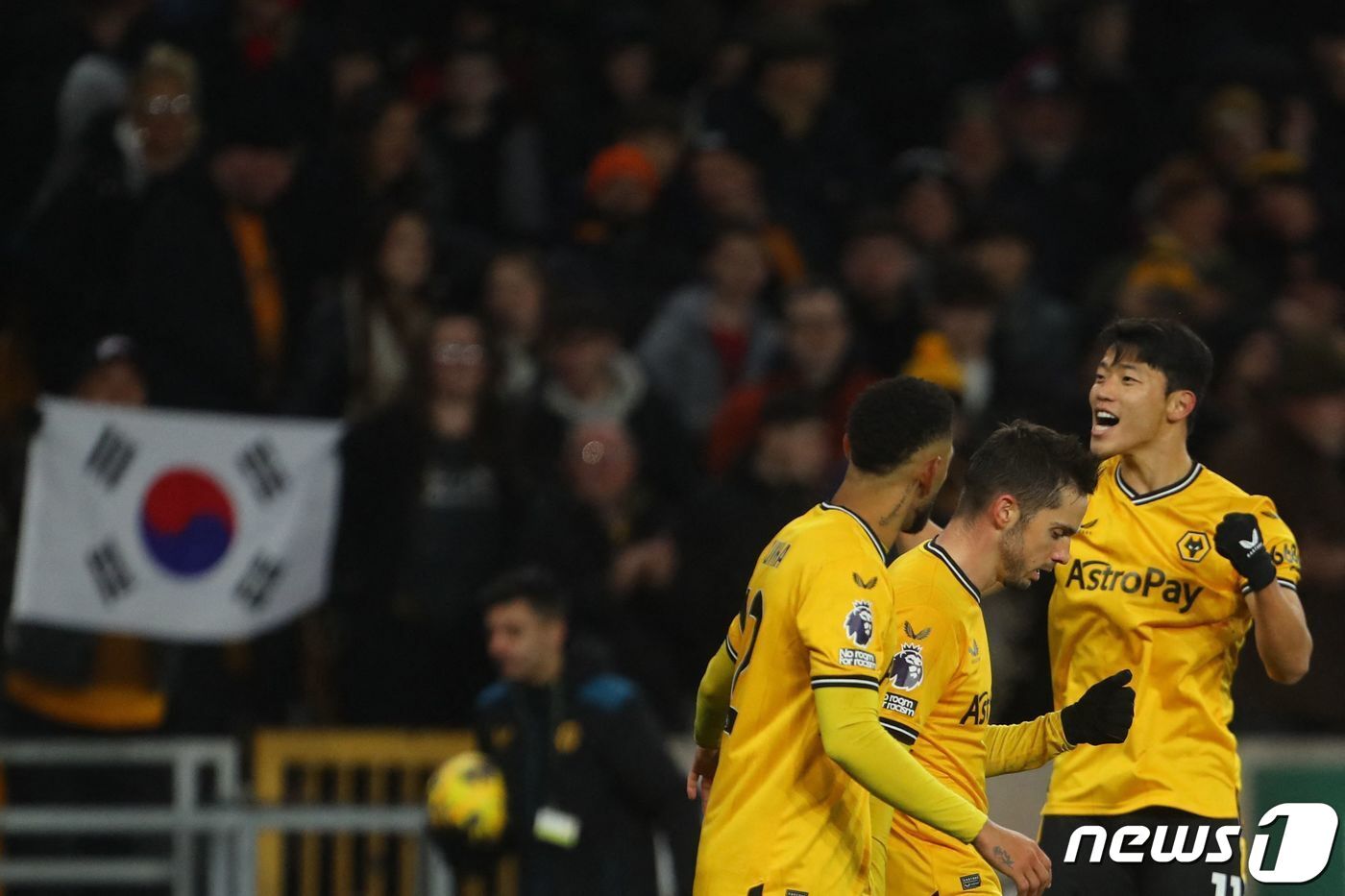 본문 이미지 - 황희찬이 5일(현지시간) 영국 울버햄튼 몰리뉴 스타디움에서 열린 번리와의 2023-24 잉글랜드 프리미어리그(EPL) 15라운드 홈 경기에서 전반 42분 선제골을 터뜨린 뒤 세리머니를 하고 있다. ⓒ AFP=뉴스1 ⓒ News1 안은나 기자
