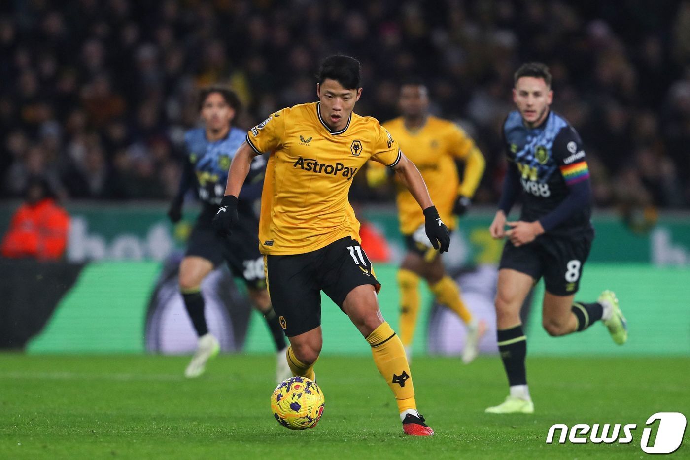 본문 이미지 - 울버햄프턴의 황희찬이 5일(현지시간) 영국 울버햄프턴의 몰리뉴 스타디움에서 열린 EPL 번리와 경기 중 드리블을 하고 있다. 2023.11.6 ⓒ AFP=뉴스1 ⓒ News1 우동명 기자