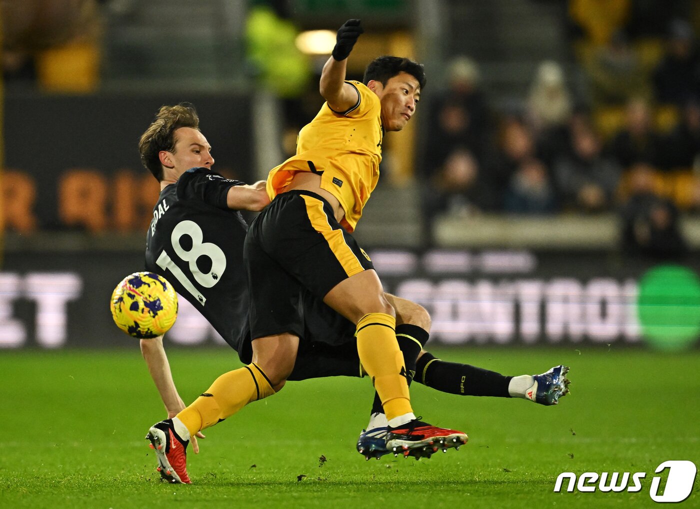 본문 이미지 - 울버햄프턴의 황희찬이 5일(현지시간) 영국 울버햄프턴의 몰리뉴 스타디움에서 열린 EPL 번리와 경기서 상대 선수 얄마르 에크달과 볼을 다투고 있다. 2023.11.6 ⓒ 로이터=뉴스1 ⓒ News1 우동명 기자