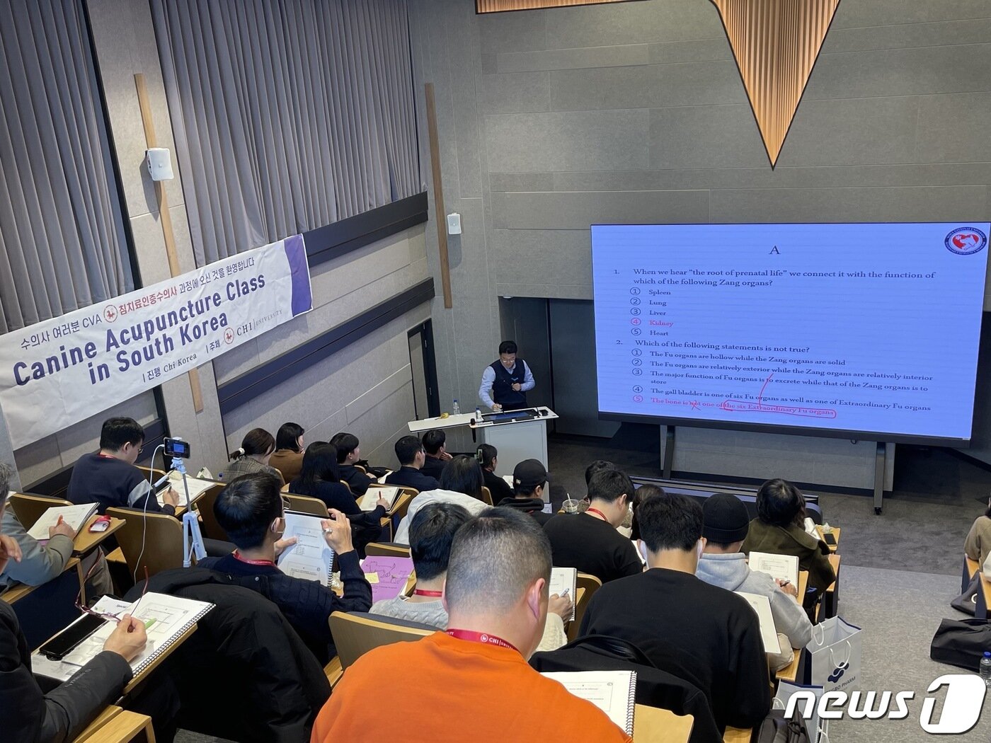 본문 이미지 - 지난 3일, 치 유니버시티 한국지부에서 CVA 수업을 진행하고 있다.(치 유니버시티 한국지부 제공) ⓒ 뉴스1