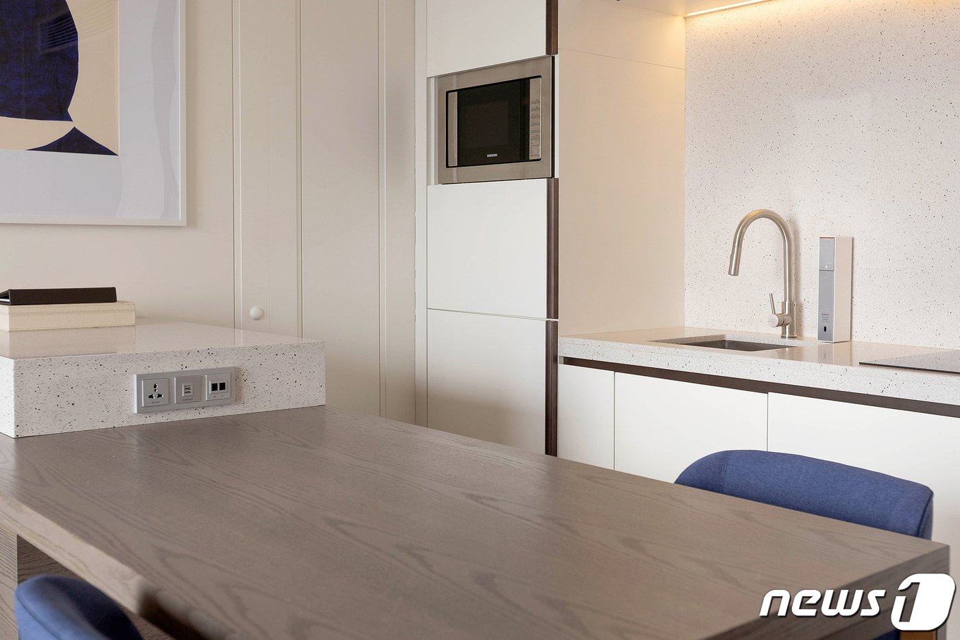 본문 이미지 - 소피텔 앰배서더 서울 호텔·서비스드 레지던스에 설치한 노블 빌트인 정수기 모습(코웨이 제공) 