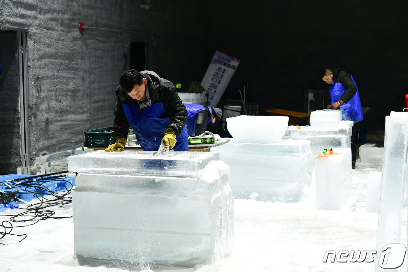본문 이미지 - 강원 화천 실내얼음조각광장 조성에 나선 작업자들.(화천군 제공)