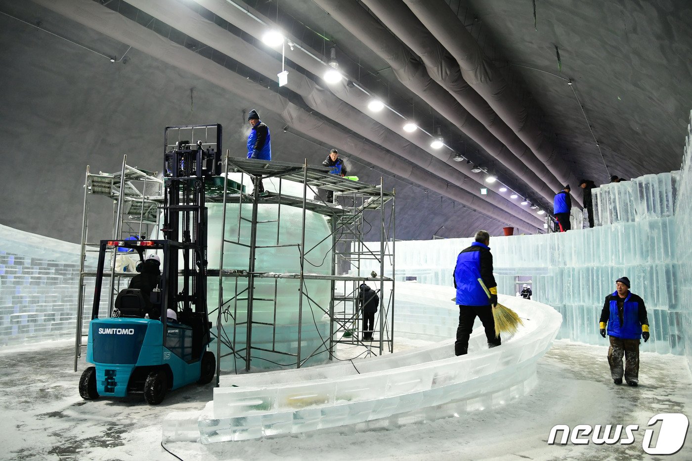본문 이미지 - 강원 화천 실내얼음조각광장 조성에 나선 작업자들.(화천군 제공)