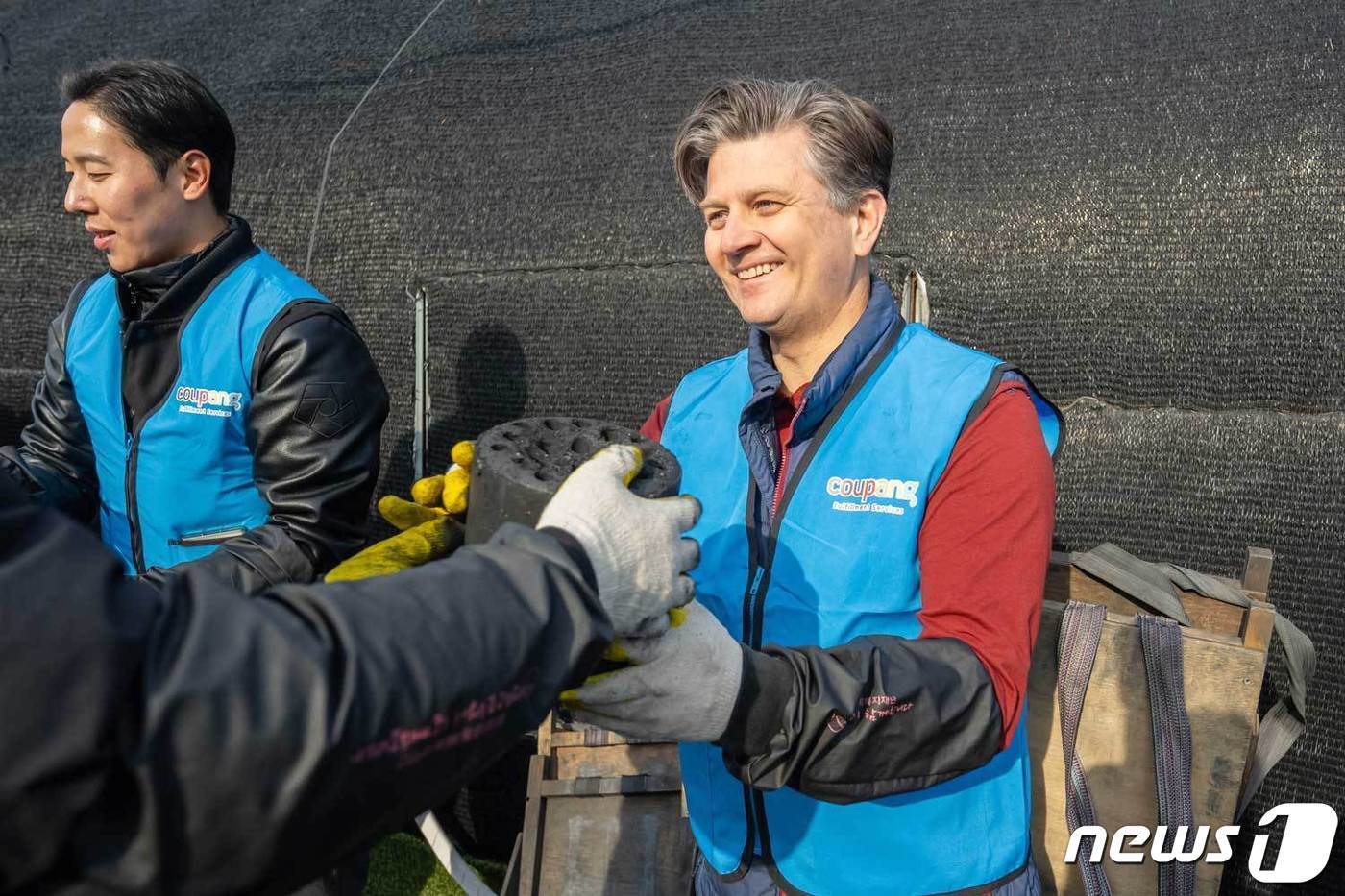 본문 이미지 -  라이언 브라운 쿠팡풀필먼트서비스 환경보건안전부문 대표이사가 '사랑의 연탄 나눔' 활동을 하고 있다.(쿠팡풀필먼트서비스 제공)