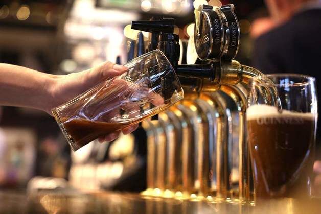 맥주 500cc 거품 꺼지자 절반 뚝…"아유~ 한국 문화야" 사장 뻔뻔