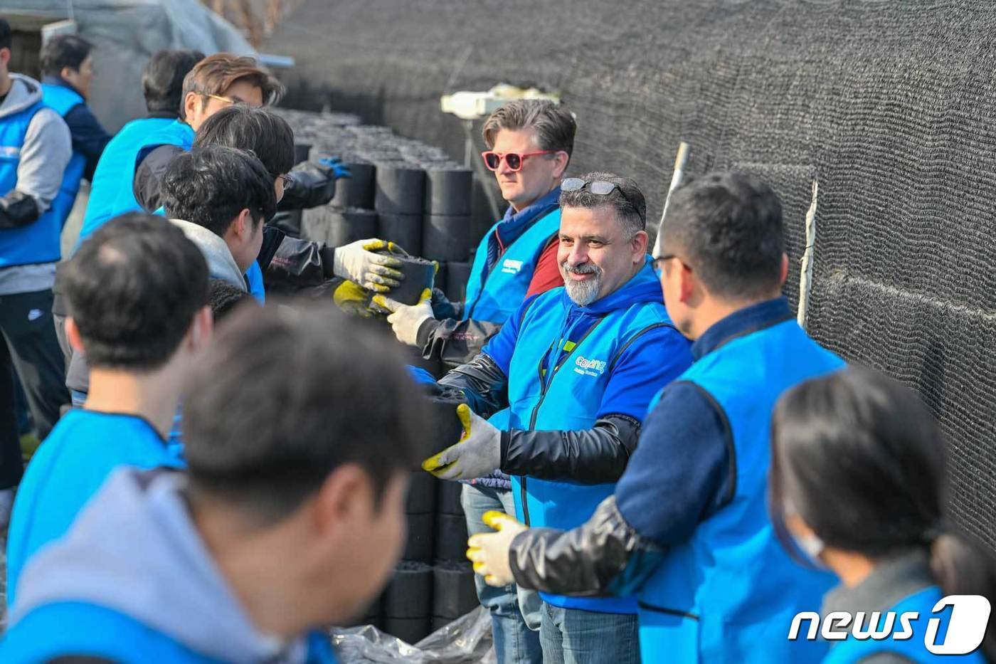 본문 이미지 - 무뇨스 제프리 로렌스 쿠팡풀필먼트서비스 오퍼레이션부문 대표이사가 사랑의 연탄 나눔' 활동을 하고 있다..(쿠팡풀필먼트서비스 제공)