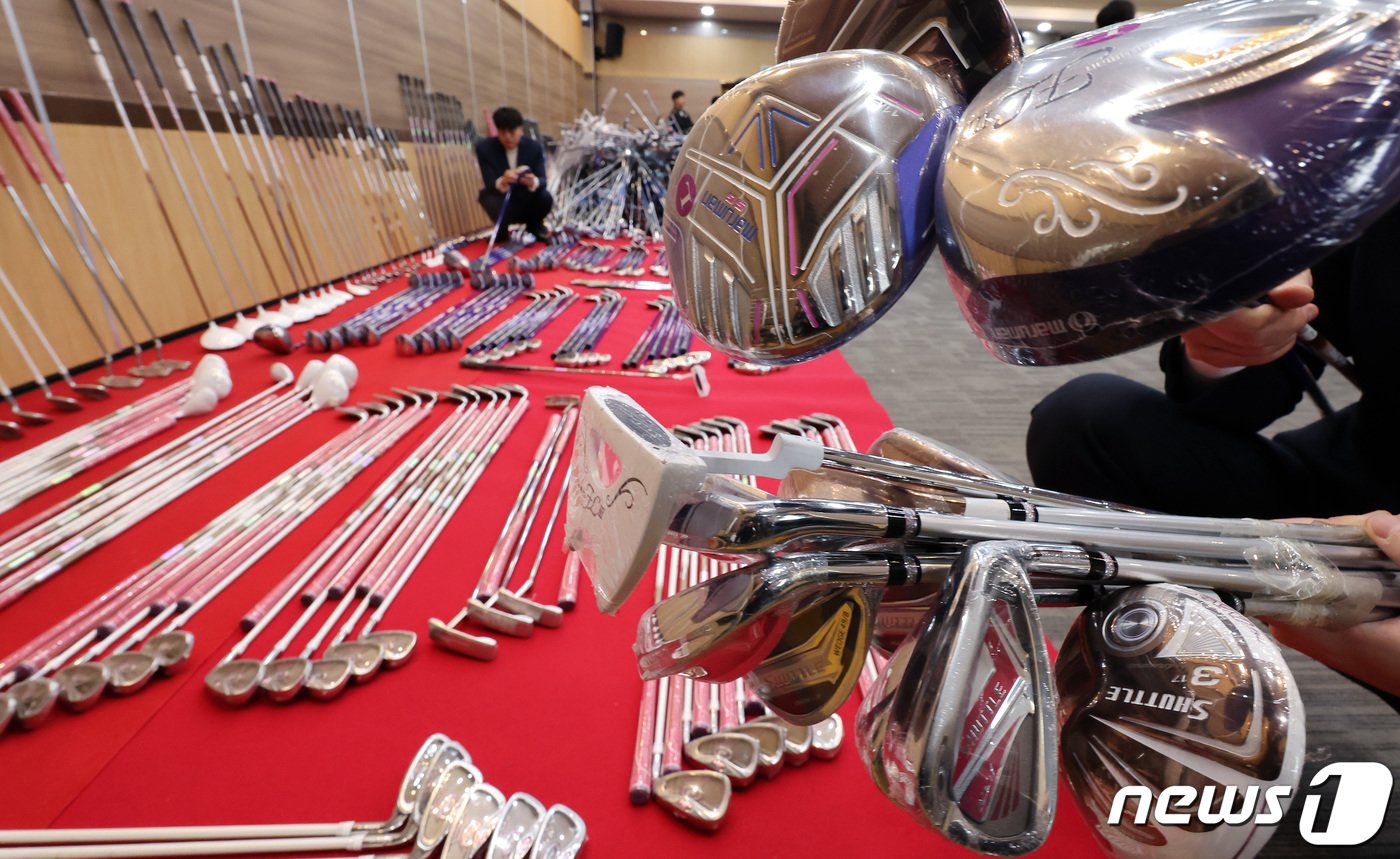 본문 이미지 - 6일 오전 인천 중구 인천본부세관에서 세관 관계자들이 밀수업자 A(39)씨로부터 압수한 중국산 짝퉁 골프채를 살펴보고 있다. 2023.12.6/뉴스1 ⓒ News1 이동해 기자