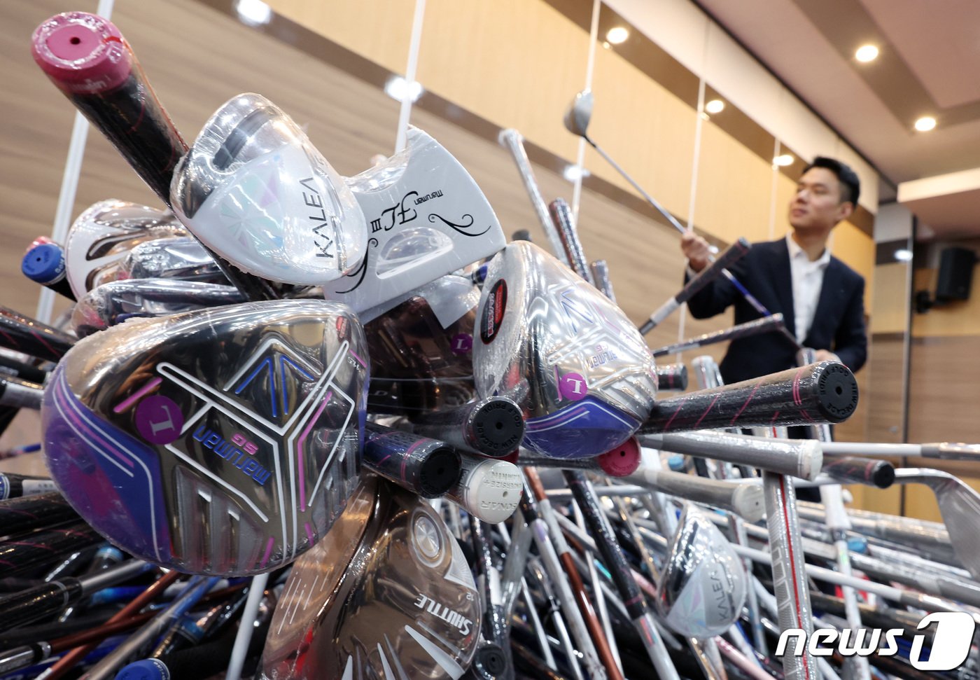 본문 이미지 - 6일 오전 인천 중구 인천본부세관에서 세관 관계자들이 밀수업자 A(39)씨로부터 압수한 중국산 짝퉁 골프채를 살펴보고 있다. 2023.12.6/뉴스1 ⓒ News1 이동해 기자