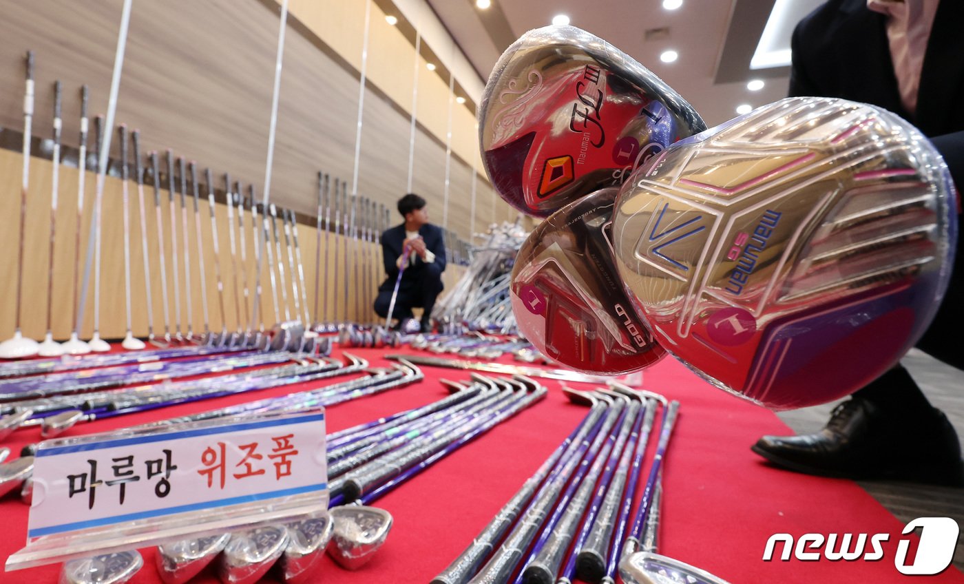 본문 이미지 - 6일 오전 인천 중구 인천본부세관에서 세관 관계자들이 밀수업자 A(39)씨로부터 압수한 중국산 짝퉁 골프채를 살펴보고 있다. 2023.12.6/뉴스1 ⓒ News1 이동해 기자