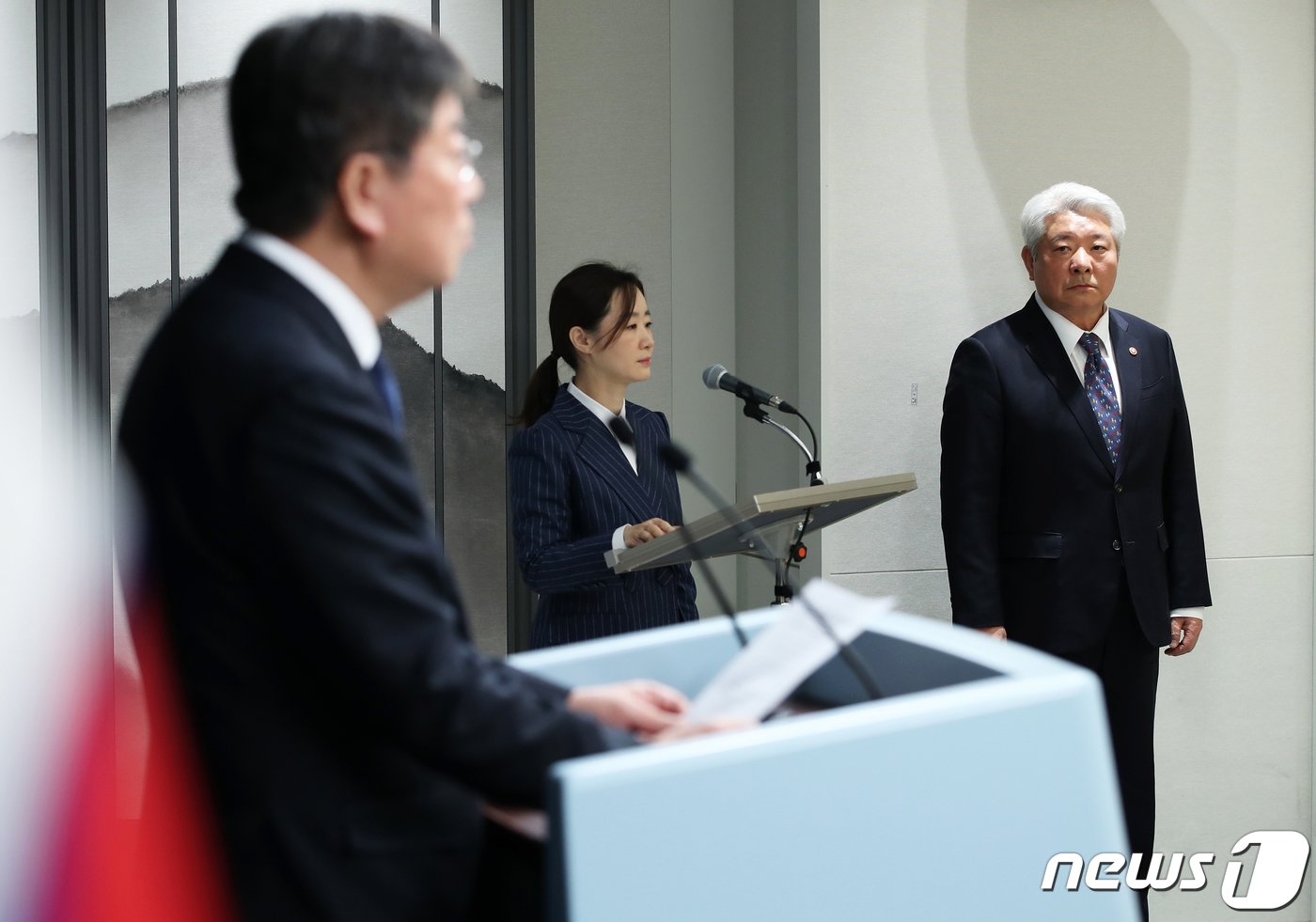 본문 이미지 - 김홍일 방송통신위원장 후보자가 6일 용산 대통령실 청사 브리핑룸에서 열린 김대기 비서실장의 인선 발표 브리핑을 경청하고 있다. 2023.12.6/뉴스1 ⓒ News1 오대일 기자