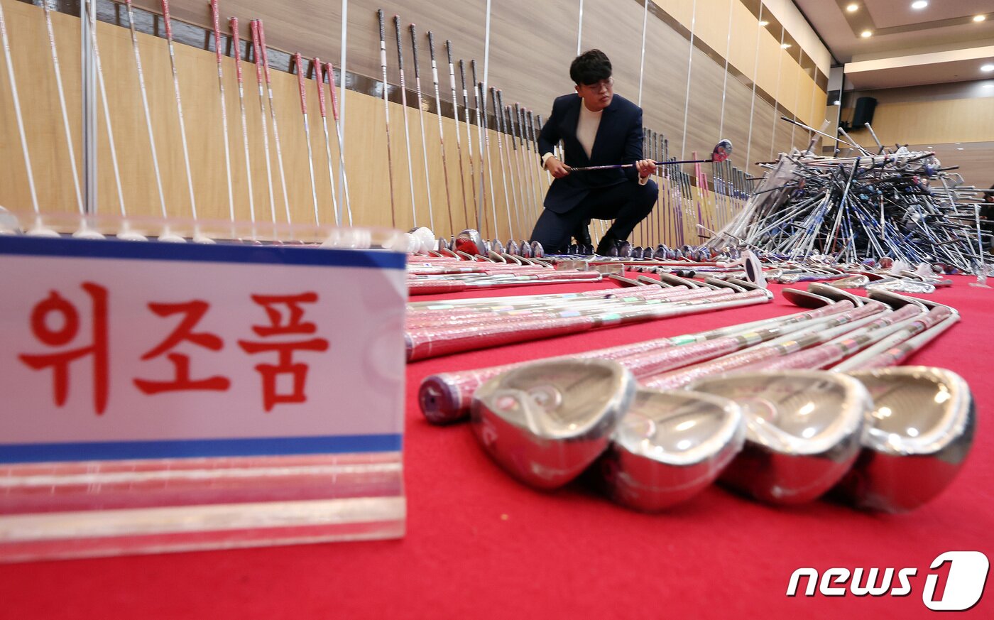 본문 이미지 - 인천 중구 인천본부세관에서 세관 관계자들이 밀수업자 A&#40;39&#41;씨로부터 압수한 중국산 짝퉁 골프채를 살펴보고 있다. 2023.12.6/뉴스1 ⓒ News1 이동해 기자