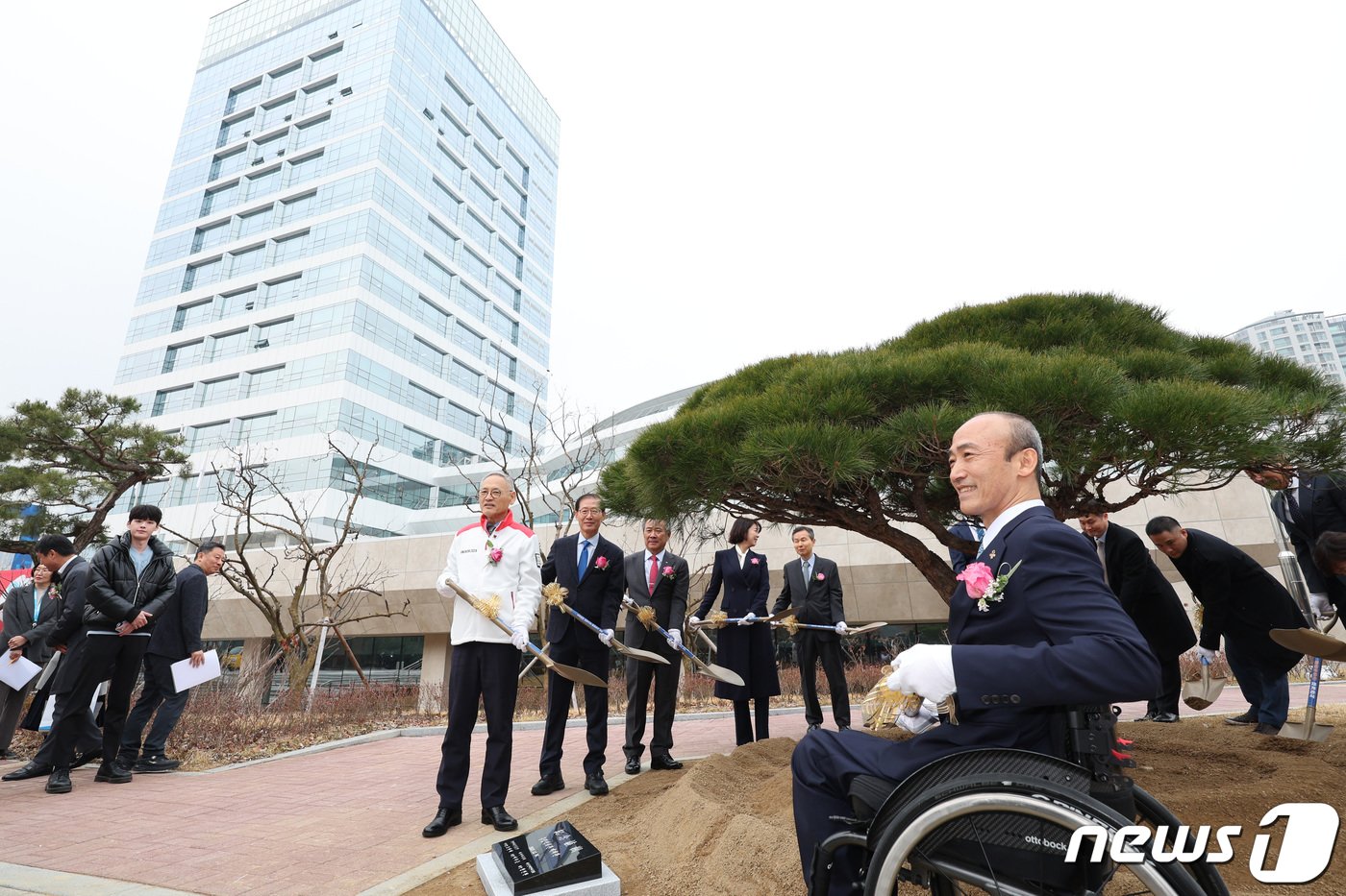 유인촌 문화체육관광부 장관과 이기흥 대한체육회장, 조현재 국민체육진흥공단 이사장 등이 6일 서울 송파구 올림픽회관에서 열린 재개관 행사에서 기념 식수 전 기념 촬영을 하고 있다. 4년간의 공사를 마치고 이날 공식 재개관한 올림픽회관에는 국민체육진흥공단과 대한체육회, 대한장애인체육회를 비롯한 61개 종목 단체와 기타 체육 단체들이 차례대로 들어와 이달 말 입주를 마칠 예정이다. 2023.12.6/뉴스1 ⓒ News1 신웅수 기자