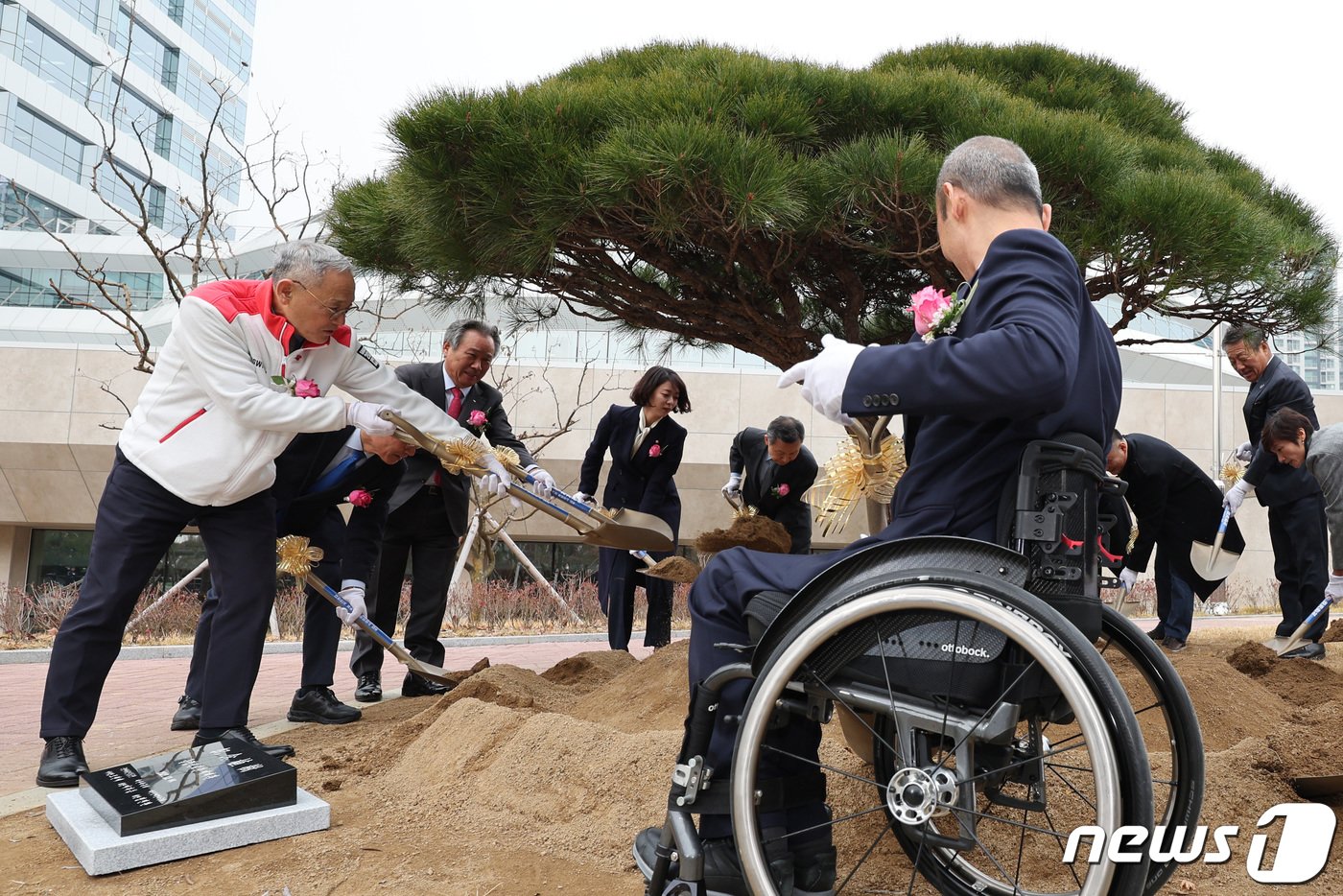 본문 이미지 - 유인촌 문화체육관광부 장관과 이기흥 대한체육회장 등이 6일 서울 송파구 올림픽회관에서 열린 재개관 행사에서 기념 식수를 하고 있다. 4년간의 공사를 마치고 이날 공식 재개관한 올림픽회관에는 국민체육진흥공단과 대한체육회, 대한장애인체육회를 비롯한 61개 종목 단체와 기타 체육 단체들이 차례대로 들어와 이달 말 입주를 마칠 예정이다. 2023.12.6/뉴스1 ⓒ News1 신웅수 기자