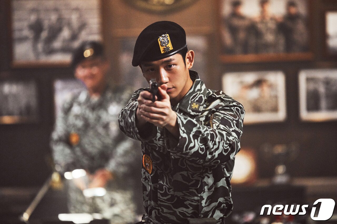 본문 이미지 - 영화 '서울의봄'에서 배우 정해인이 '김오랑 중령'을 모티브로 한 오진호 소령 역할을 맡아 특전사령관을 지키려 총을 겨누는 모습.(네이버 무비클립)/뉴스1