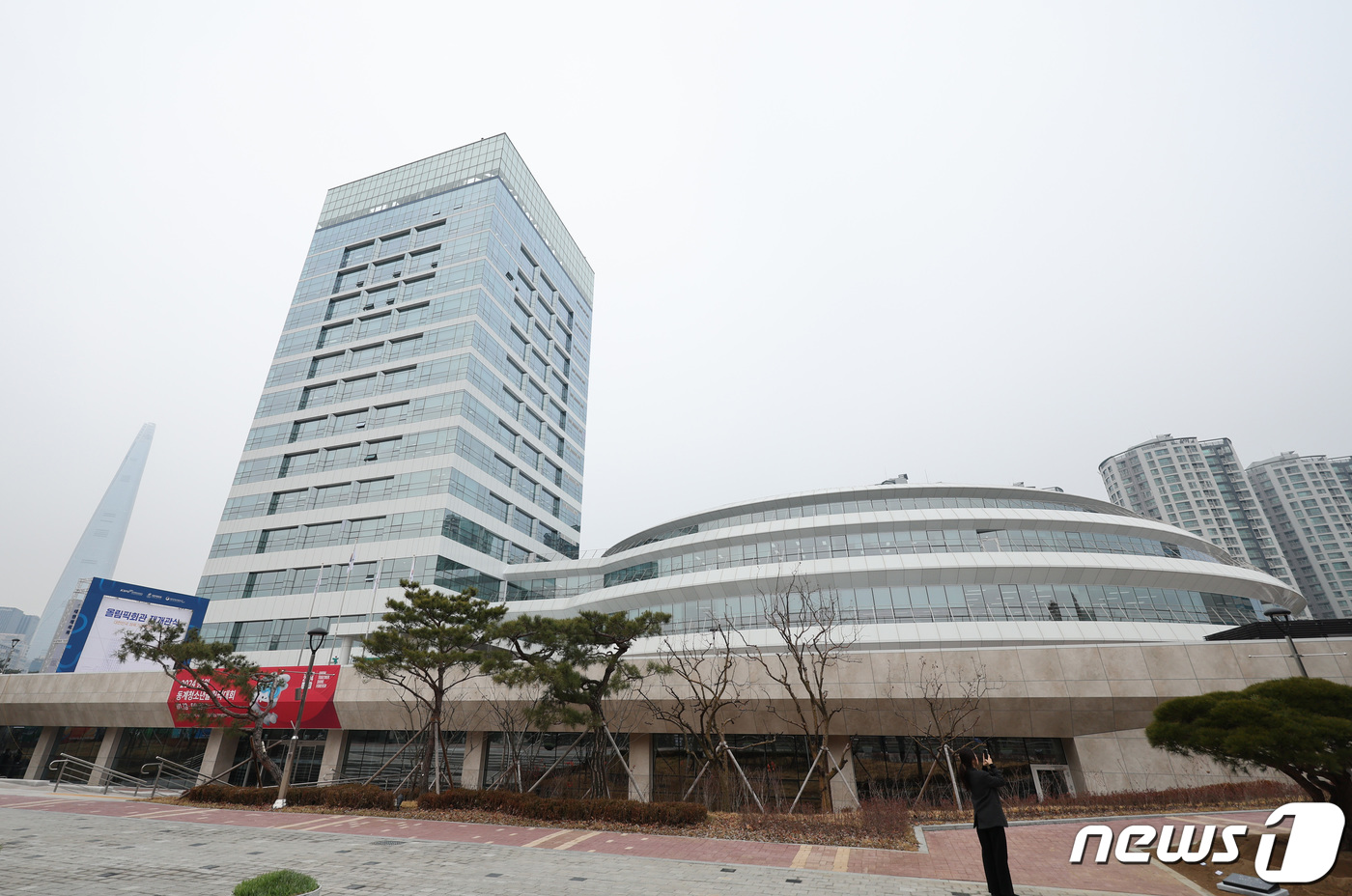 (서울=뉴스1) 신웅수 기자 = 한국 체육을 이끌어가는 대한체육회, 장애인체육회, 국민체육진흥공단이 한지붕 아래 모인다.3개 단체는 6일 '올림픽회관 재개관식'을 열고 체육단체 통 …