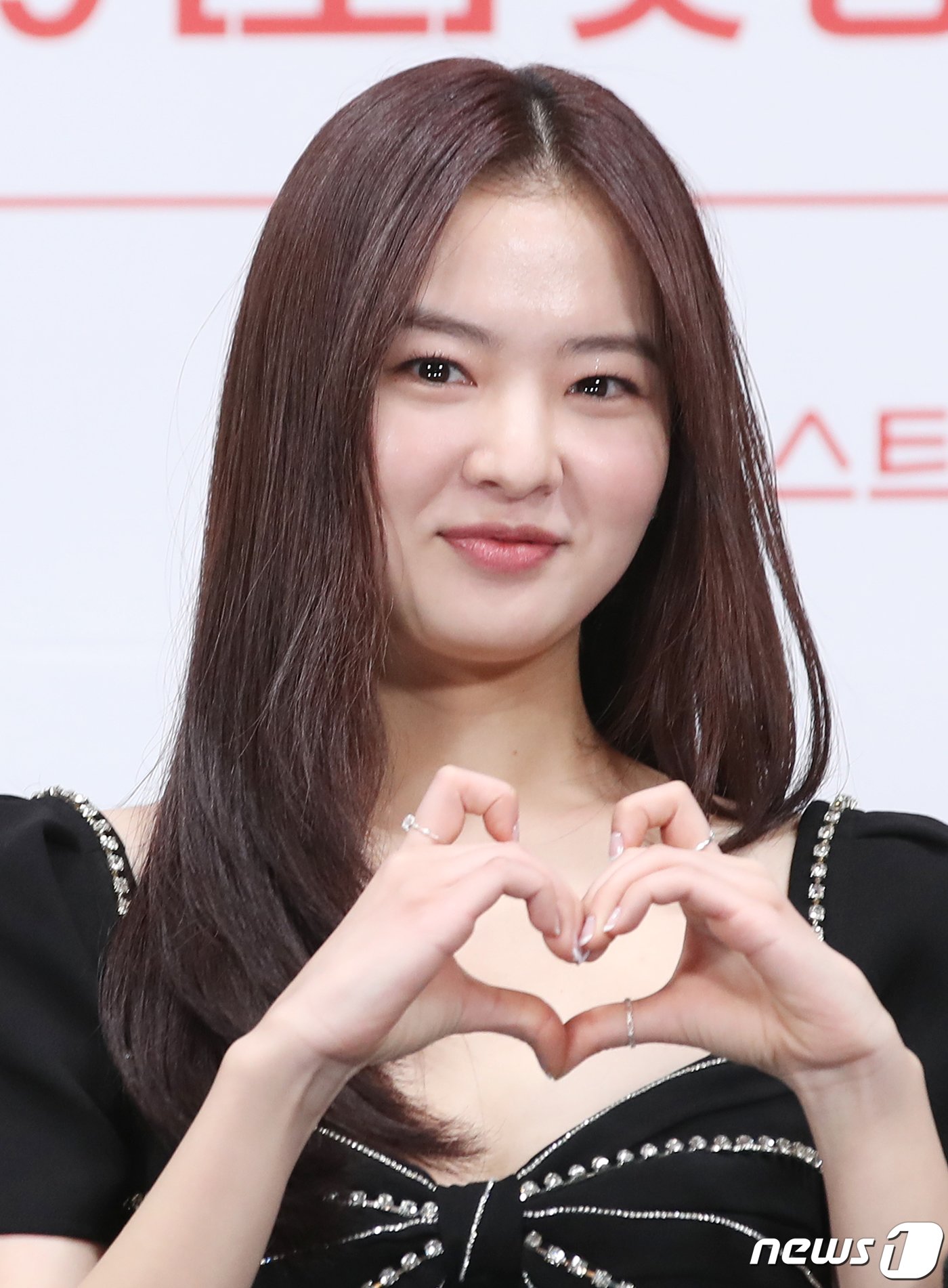 본문 이미지 - 배우 황보름별이 6일 서울 구로구 라마다 서울신도림호텔에서 열린 tvN 새 토일드라마 '마에스트라' 제작발표회에서 포즈를 취하고 있다. '마에스트라'는 전 세계 단 5%뿐인 여성 지휘자 마에스트라 천재 혹은 전설이라 불리는 차세음(이영애 분)이 자신의 비밀을 감춘 채 오케스트라를 둘러싼 사건의 진실을 찾아가는 미스터리 드라마다. 2023,12,6/뉴스1 ⓒ News1 권현진 기자