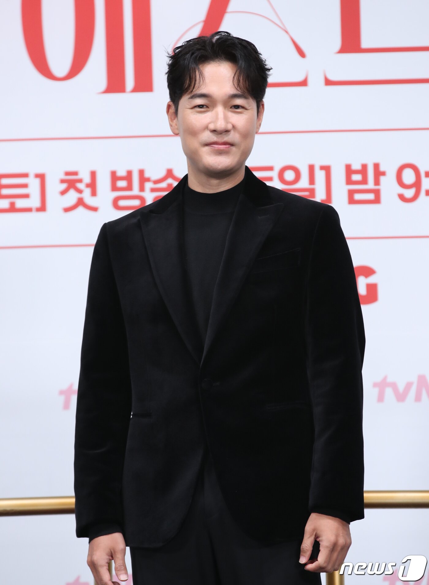 본문 이미지 - 배우 김영재가 6일 서울 구로구 라마다 서울신도림호텔에서 열린 tvN 새 토일드라마 '마에스트라' 제작발표회에서 포즈를 취하고 있다. '마에스트라'는 전 세계 단 5%뿐인 여성 지휘자 마에스트라 천재 혹은 전설이라 불리는 차세음(이영애 분)이 자신의 비밀을 감춘 채 오케스트라를 둘러싼 사건의 진실을 찾아가는 미스터리 드라마다. 2023,12,6/뉴스1 ⓒ News1 권현진 기자