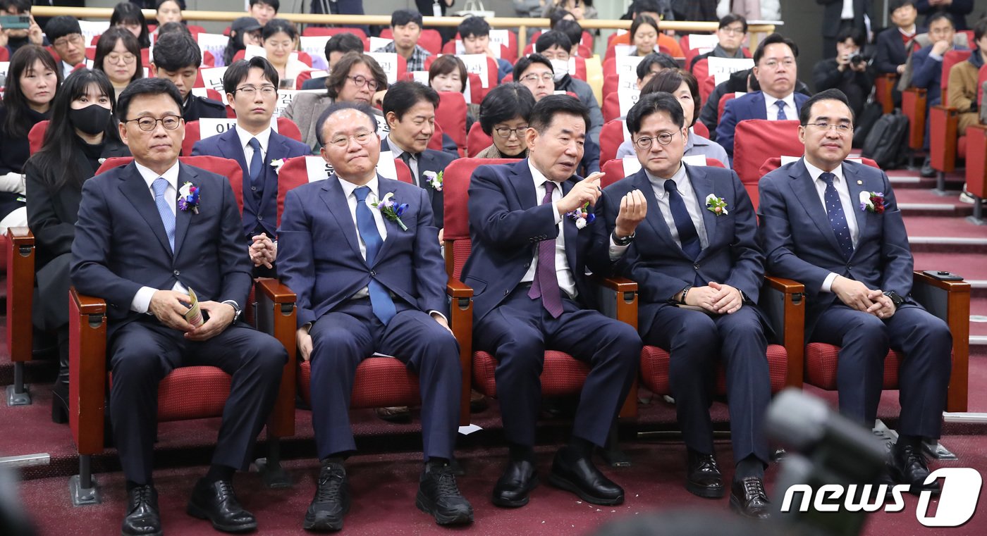 6일 오전 서울 여의도 국회 의원회관에서 2023 제5회 대한민국 동물복지대상 시상식이 진행되고 있다. 왼쪽부터 박광온 전 더불어민주당 원내대표, 윤재옥 국민의힘 원내대표, 김진표 국회의장, 홍익표 더불어민주당 원내대표, 박홍근 의원. 2023.12.6/뉴스1 ⓒ News1 임세영 기자