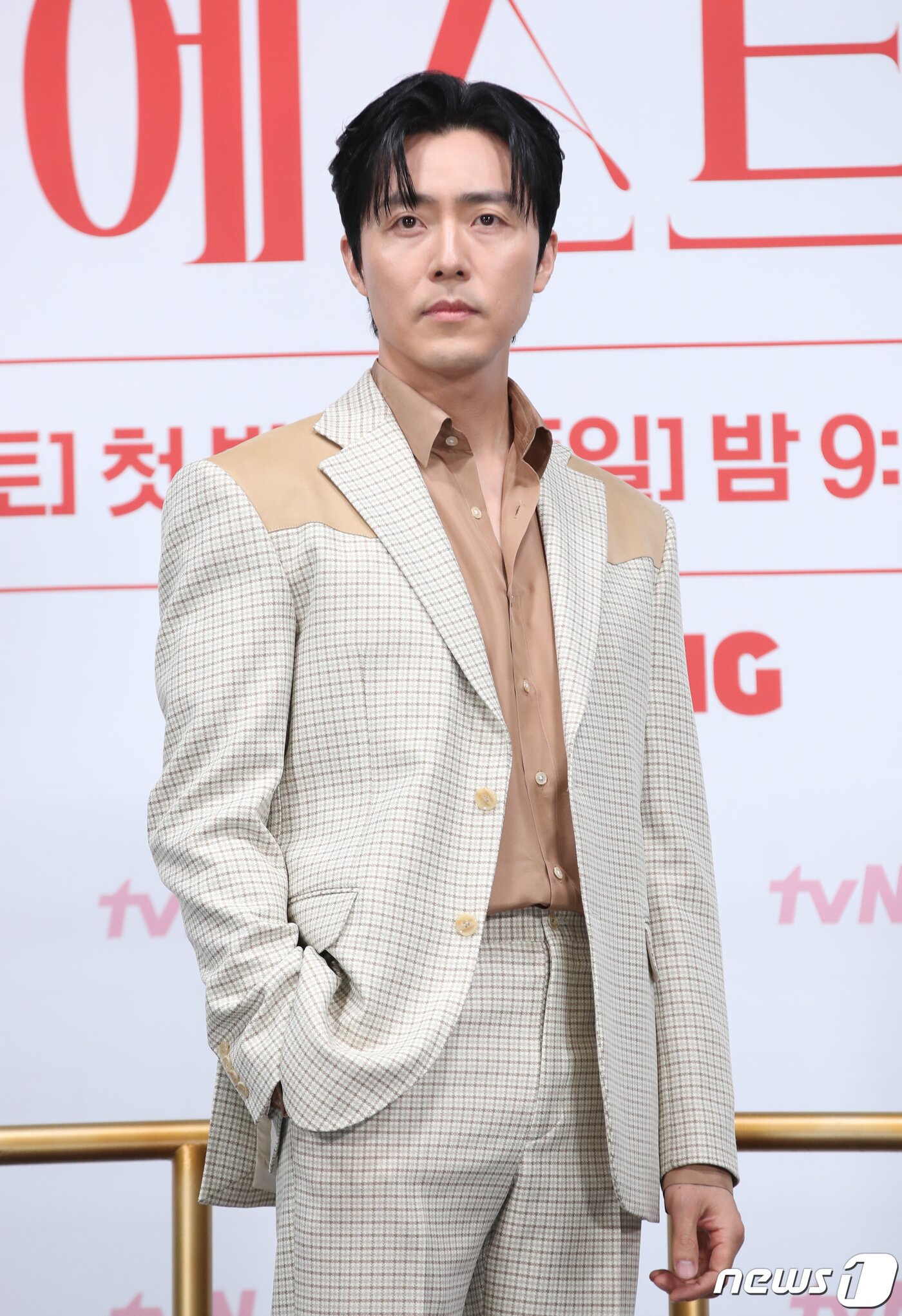 본문 이미지 - 배우 이무생이 6일 서울 구로구 라마다 서울신도림호텔에서 열린 tvN 새 토일드라마 '마에스트라' 제작발표회에서 포즈를 취하고 있다. '마에스트라'는 전 세계 단 5%뿐인 여성 지휘자 마에스트라 천재 혹은 전설이라 불리는 차세음(이영애 분)이 자신의 비밀을 감춘 채 오케스트라를 둘러싼 사건의 진실을 찾아가는 미스터리 드라마다. 2023,12,6/뉴스1 ⓒ News1 권현진 기자