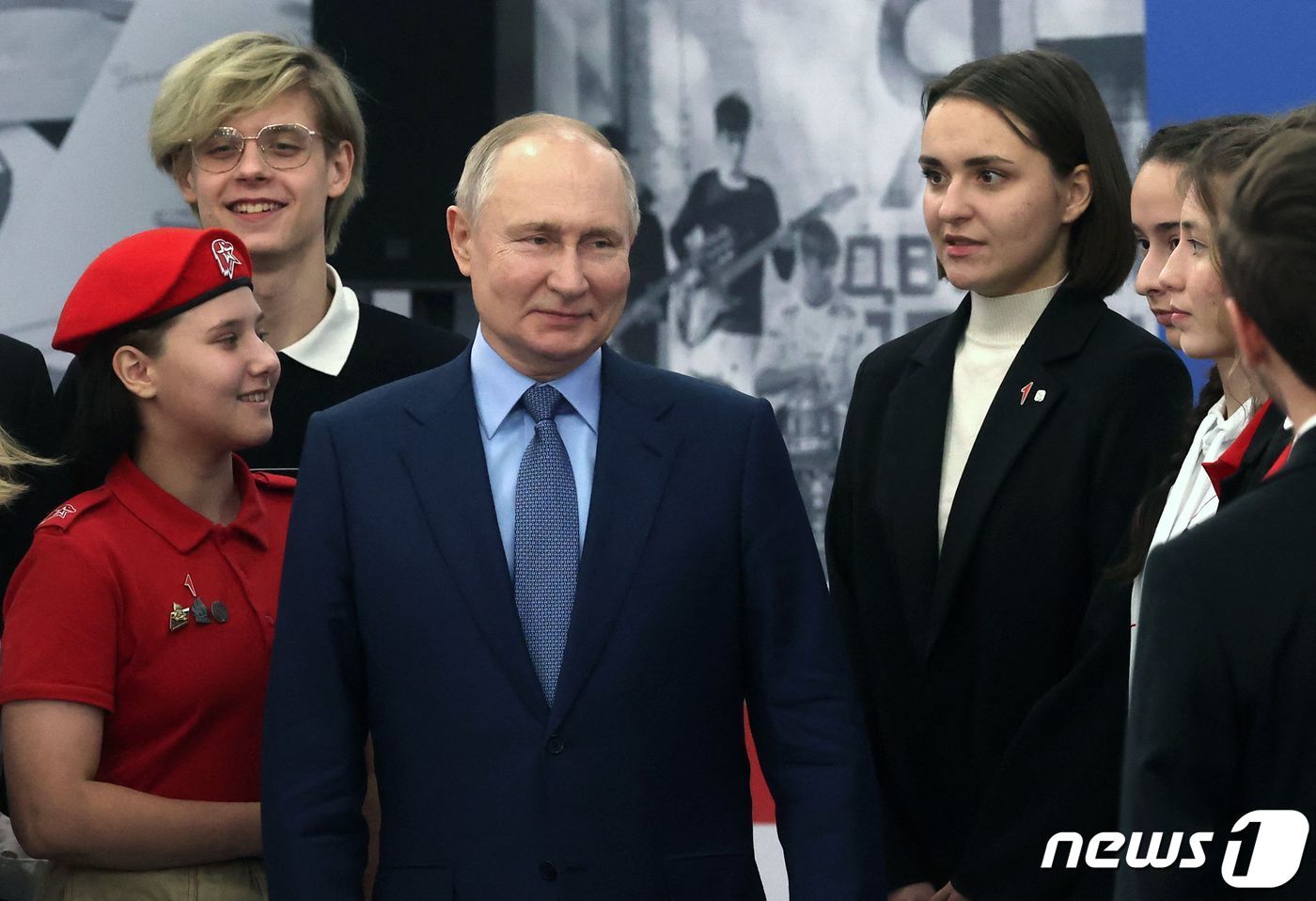본문 이미지 - 블라디미르 푸틴 러시아 대통령이 청년 운동 단체 ‘첫번째 운동’ 회원들과 만나고 있다. 2023.11.6 ⓒ AFP=뉴스1 ⓒ News1 우동명 기자