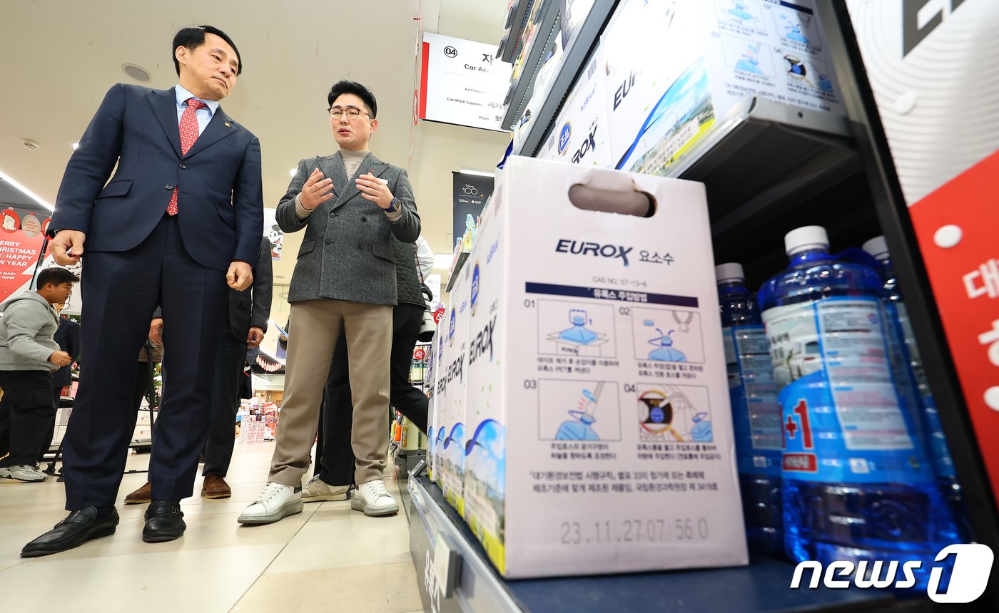 본문 이미지 - 장영진 산업통상자원부 제1차관이 6일 오후 서울 송파구 롯데마트 월드타워점에서 요소수 수급 현장 점검을 하고 있다. (공동취재) 2023.12.6/뉴스1 ⓒ News1 박세연 기자