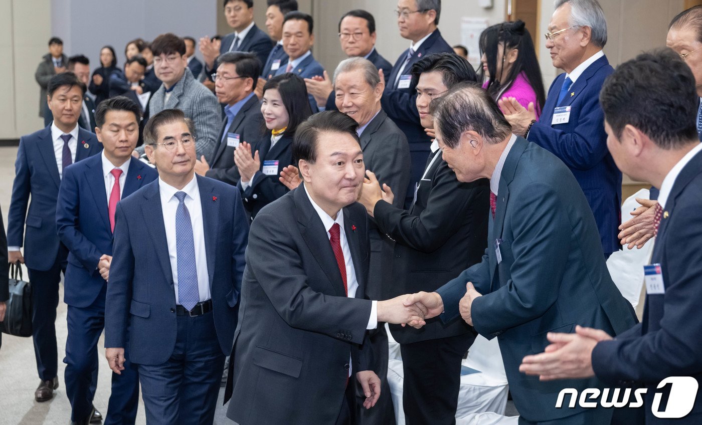 윤석열 대통령이 6일 부산 동구 부산항국제전시컨벤션센터에서 열린 &#39;부산시민의 꿈과 도전 격려 간담회&#39;에 입장하며 참석자들과 인사를 나누고 있다. 2023.12.6/뉴스1 ⓒ News1 부산사진공동취재단