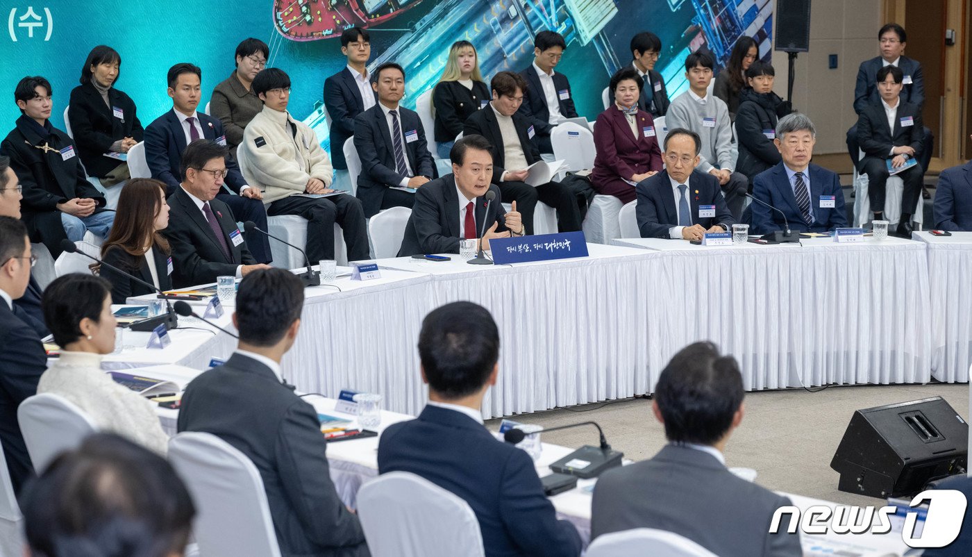 윤석열 대통령이 6일 부산 동구 부산항국제전시컨벤션센터에서 열린 &#39;부산시민의 꿈과 도전 격려 간담회&#39;에서 모두발언을 하고 있다. 2023.12.6/뉴스1 ⓒ News1 부산사진공동취재단