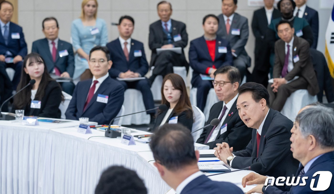 윤석열 대통령이 6일 부산 동구 부산항국제전시컨벤션센터에서 열린 &#39;부산시민의 꿈과 도전 격려 간담회&#39;에서 모두발언을 하고 있다. 2023.12.6/뉴스1 ⓒ News1 부산사진공동취재단