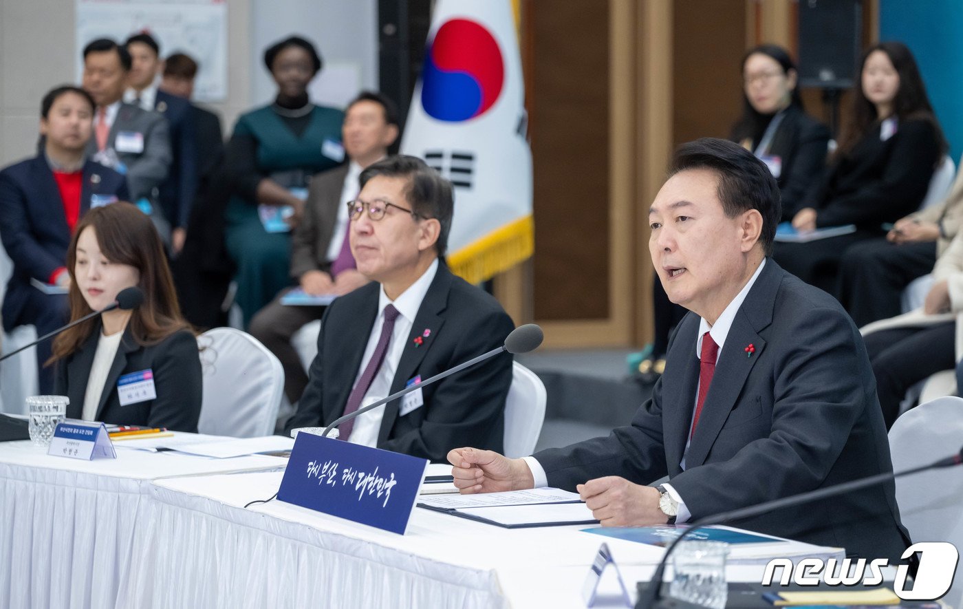 본문 이미지 - 윤석열 대통령이 6일 부산 동구 부산항국제전시컨벤션센터에서 열린 '부산시민의 꿈과 도전 격려 간담회'에서 모두발언을 하고 있다. 2023.12.6/뉴스1 ⓒ News1 부산사진공동취재단