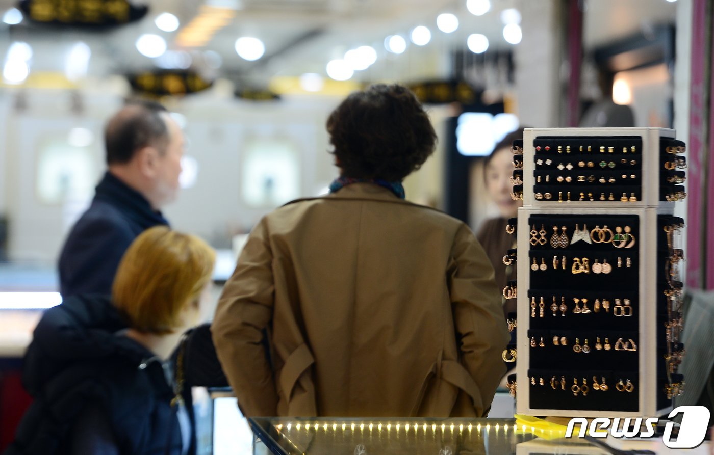 본문 이미지 - 11일 광주 동구 충장로 귀금속 도매센터에서 손님들이 반지를 구매하기 위해 문의를 하고 있다. 2023.12.11/뉴스1 ⓒ News1 이승현 기자