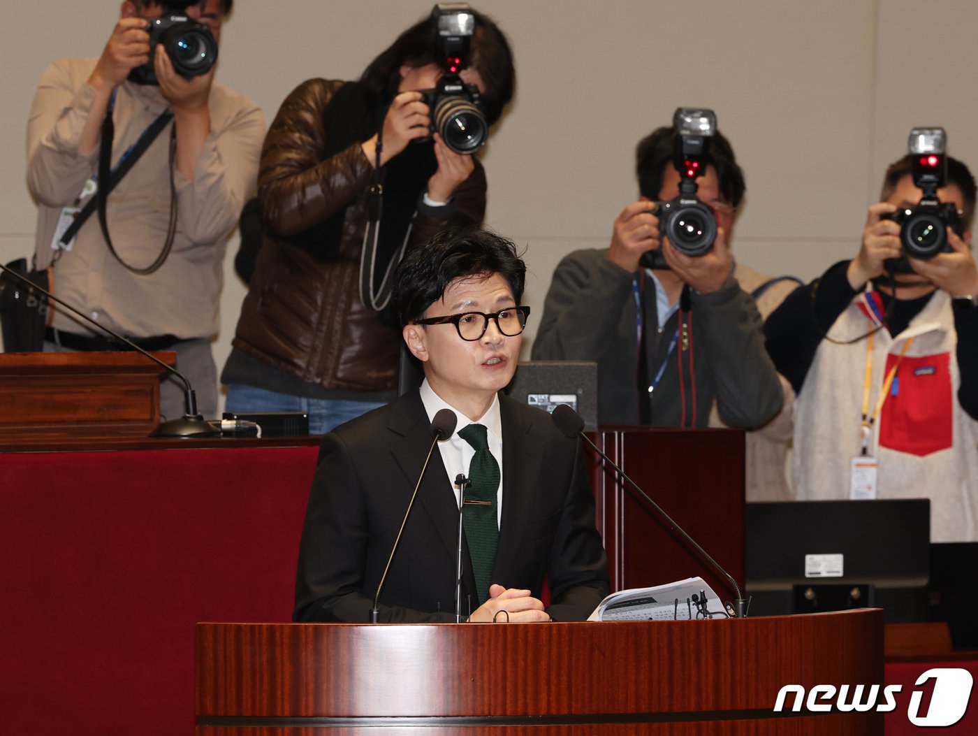 본문 이미지 - 한동훈 법무장관이 6일 서울 여의도 국회에서 열린 국민의힘 정책의원총회에서 출입국 이민관리청 신설 방안에 대해 설명하고 있다. 2023.12.6/뉴스1 ⓒ News1 송원영 기자