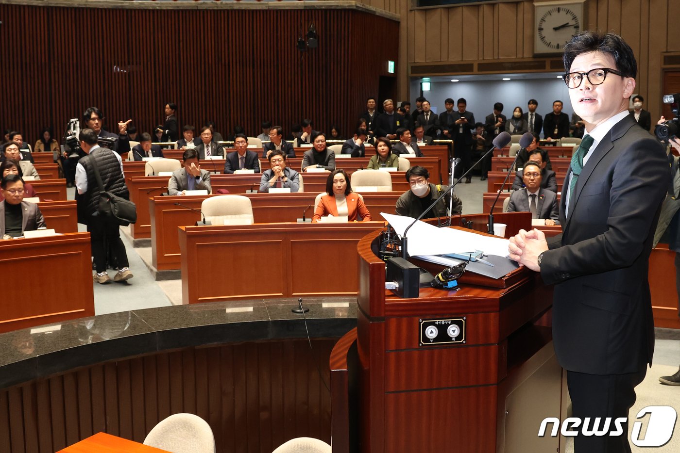 본문 이미지 - 한동훈 법무장관이 6일 서울 여의도 국회에서 열린 국민의힘 정책의원총회에서 출입국 이민관리청 신설 방안에 대해 설명하고 있다. 2023.12.6/뉴스1 ⓒ News1 송원영 기자