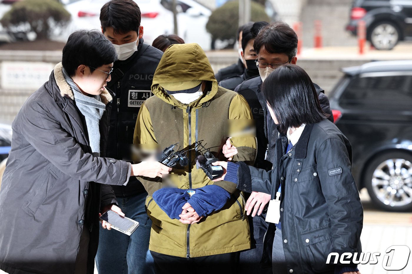 본문 이미지 - 둔기로 아내를 살해한 혐의를 받는 대형 로펌 출신 변호사 A씨가 2023년 12월 6일 오후 서울 서초구 서울중앙지방법원에서 열린 구속 전 피의자 심문(영장실질심사)에 출석하고 있다.  ⓒ News1 구윤성 기자