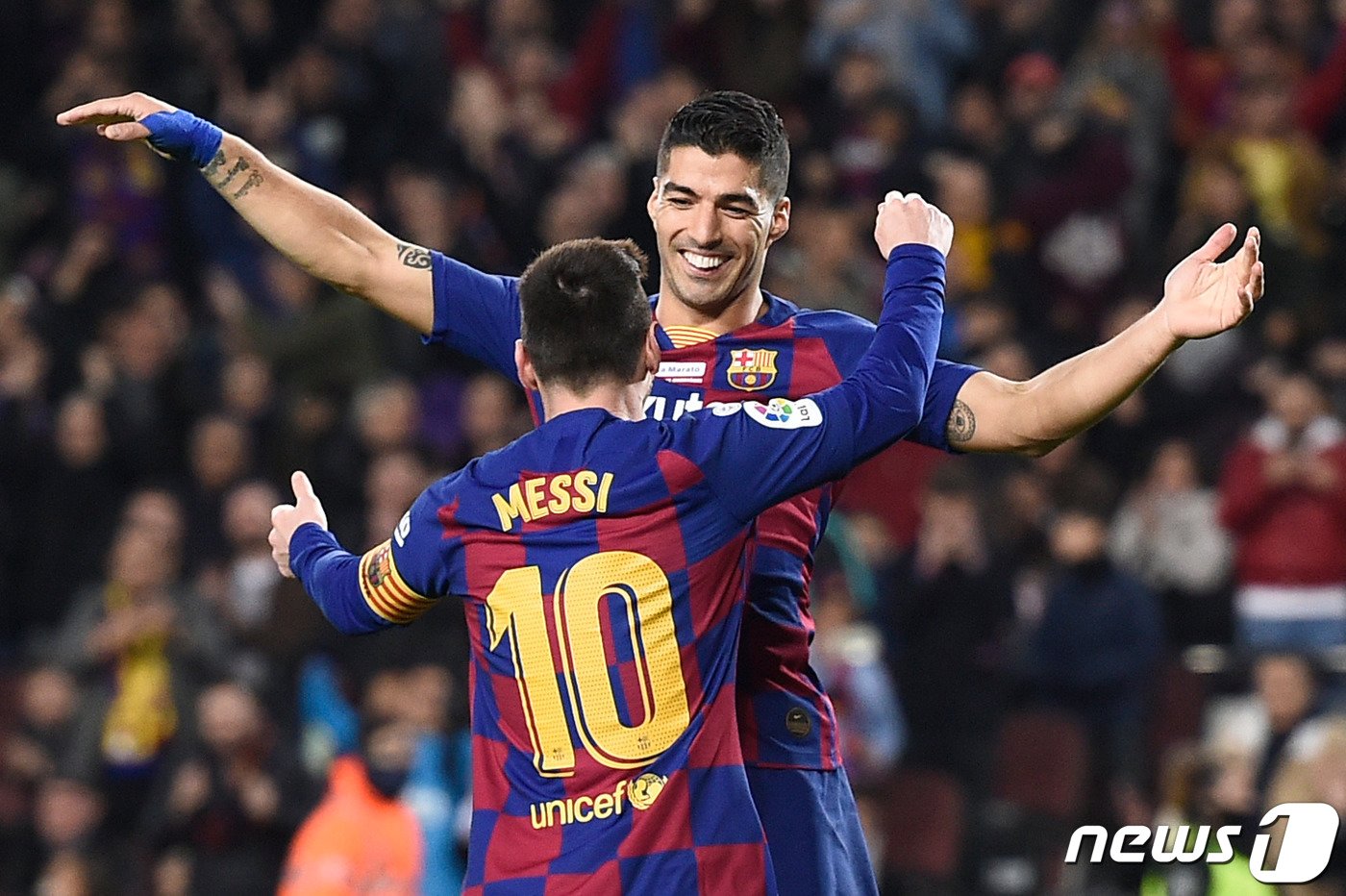 본문 이미지 - FC바르셀로나에서 좋은 호흡을 자랑했던 메시와 수아레스 ⓒ AFP=뉴스1