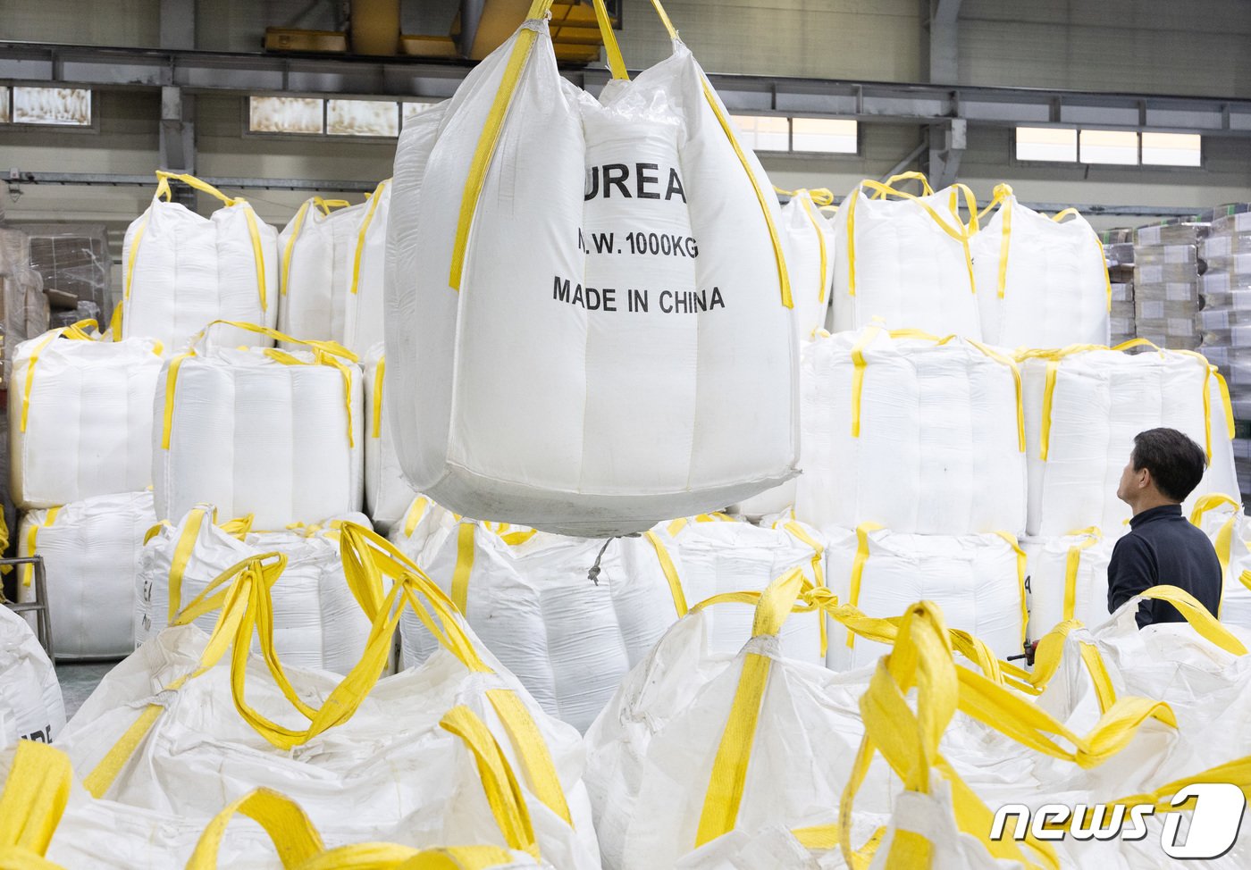 본문 이미지 - 6일 경기도 안산시 단원구 금성이엔씨에 차량용 요소수 원료인 요소가 쌓여 있다.  2023.12.6/뉴스1 ⓒ News1 이재명 기자