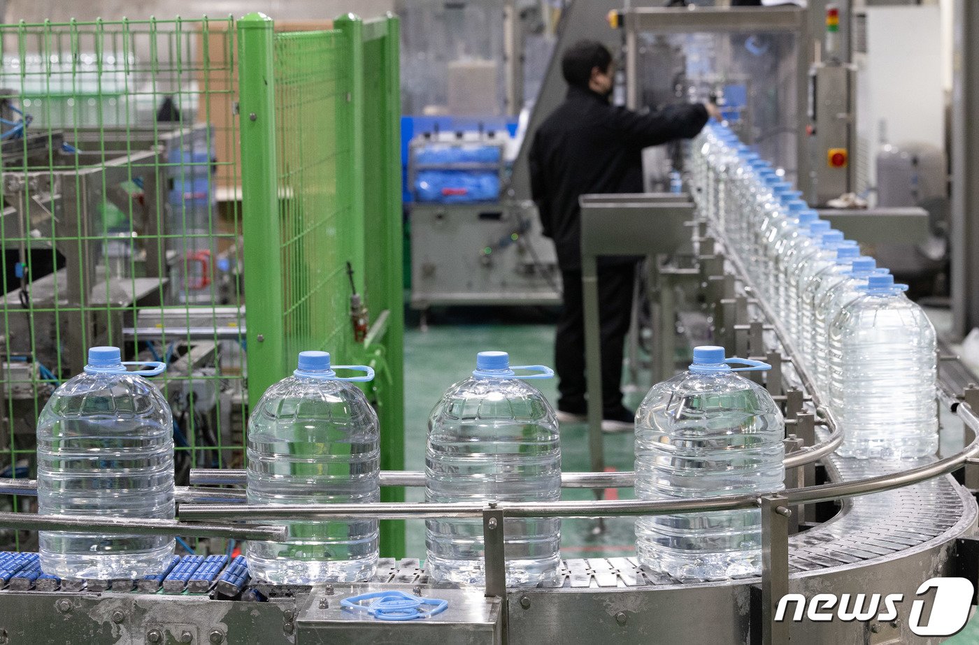 본문 이미지 - 6일 경기도 안산시 단원구 금성이엔씨에서 차량용 요소수가 생산되고 있다. 2023.12.6/뉴스1 ⓒ News1 이재명 기자