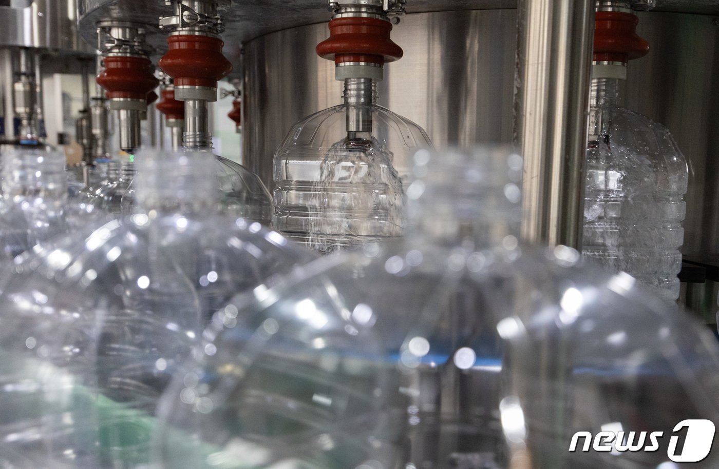 본문 이미지 - 6일 경기도 안산시 단원구 금성이엔씨에서 차량용 요소수가 생산되고 있다.2023.12.6/뉴스1 ⓒ News1 이재명 기자