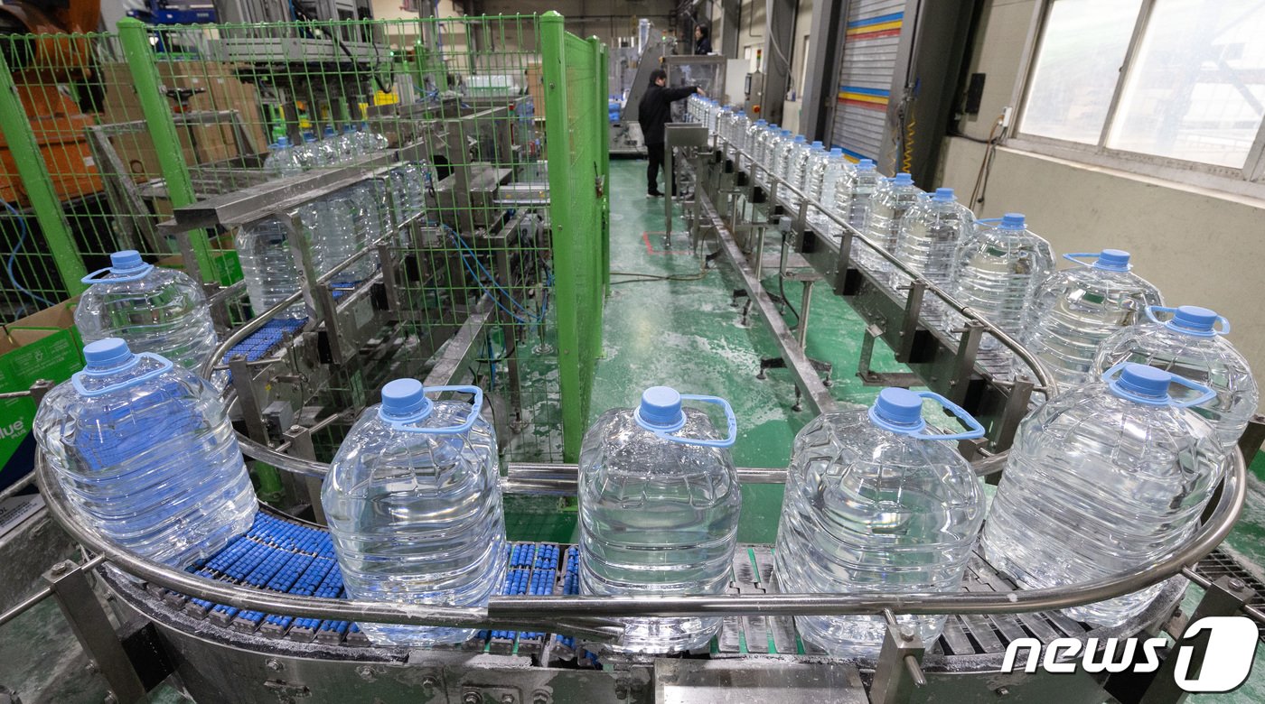 본문 이미지 - 6일 경기도 안산시 단원구 금성이엔씨에서 차량용 요소수가 생산되고 있다. 2023.12.6/뉴스1 ⓒ News1 이재명 기자