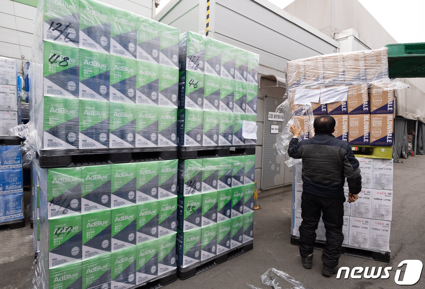 본문 이미지 - 6일 경기도 안산시 단원구 금성이엔씨에서 완성된 차량용 요소수가 옮겨지고 있다.  2023.12.6/뉴스1 ⓒ News1 이재명 기자