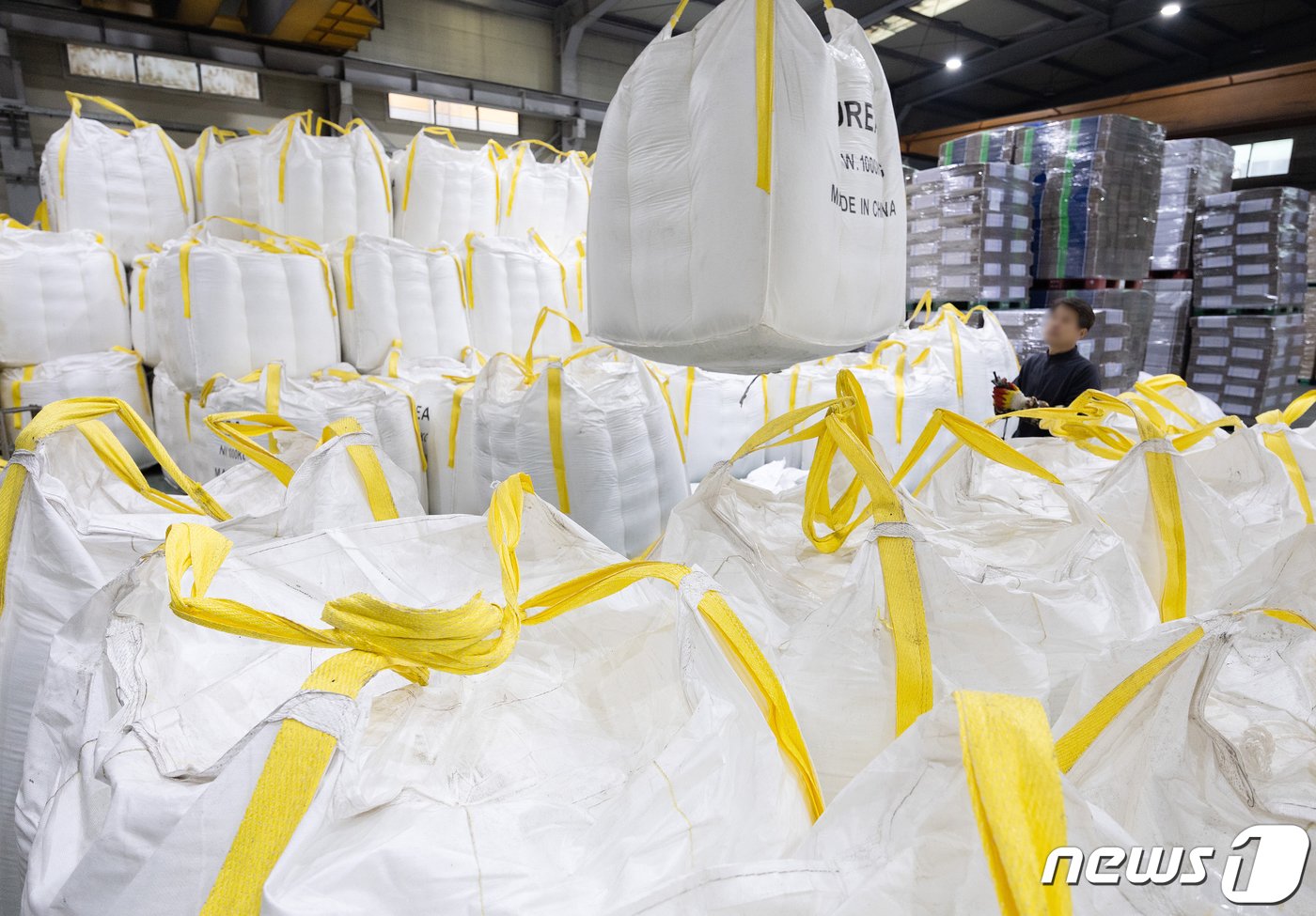 본문 이미지 - 6일 경기도 안산시 단원구 금성이엔씨에 차량용 요소수 원료인 요소가 쌓여 있다.  2023.12.6/뉴스1 ⓒ News1 이재명 기자