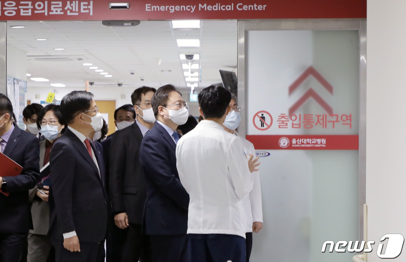 본문 이미지 - 6일 울산대학교병원에 지역 여성 장애인을 위한 '장애친화산부인과'를 개소했다. 이날 조규홍 보건복지부 장관이 참석해 소아전용응급실, 권역응급의료센터 등 울산대학교병원을 라운딩하며 살펴보고 있다.2023.12.6 뉴스1 ⓒ News1 김지혜 기자