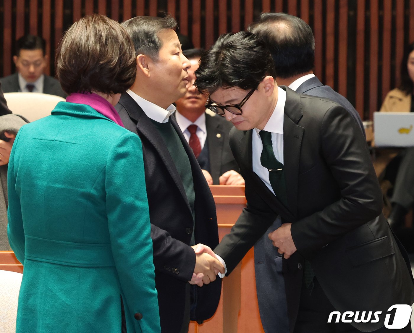 본문 이미지 - 이철규 국민의힘 인재영입 위원장과 한동훈 법무장관이 6일 서울 여의도 국회에서 열린 정책의원총회에서 인사를 나누고 있다. 2023.12.6/뉴스1 ⓒ News1 송원영 기자