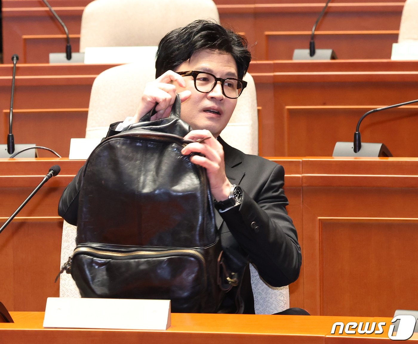 본문 이미지 - 한동훈 법무장관이 6일 서울 여의도 국회에서 열린 국민의힘 정책의원총회에 참석하고 있다. 2023.12.6/뉴스1 ⓒ News1 송원영 기자