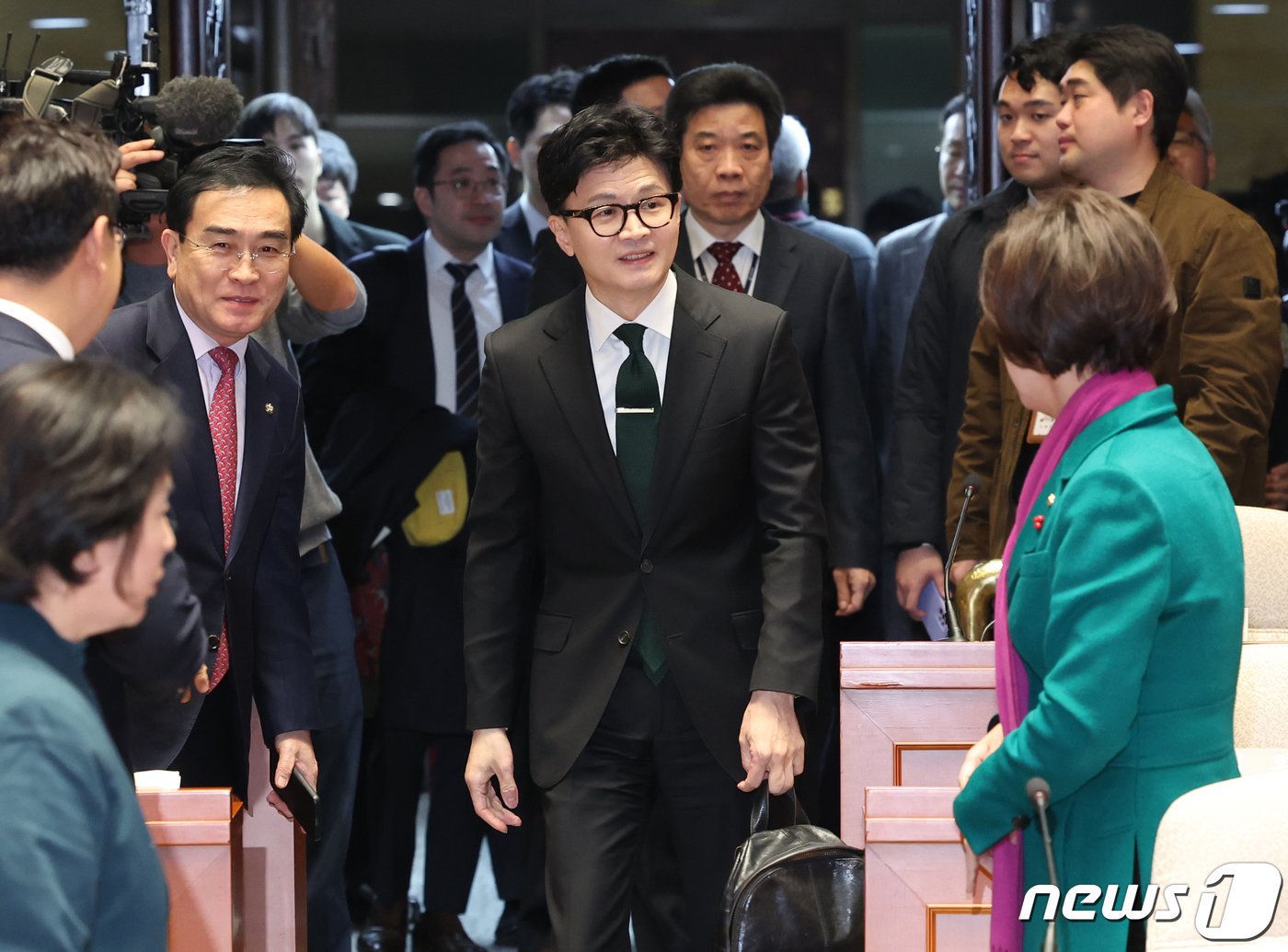 본문 이미지 - 한동훈 법무장관이 6일 서울 여의도 국회에서 열린 국민의힘 정책의원총회에 입장하고 있다. 2023.12.6/뉴스1 ⓒ News1 송원영 기자