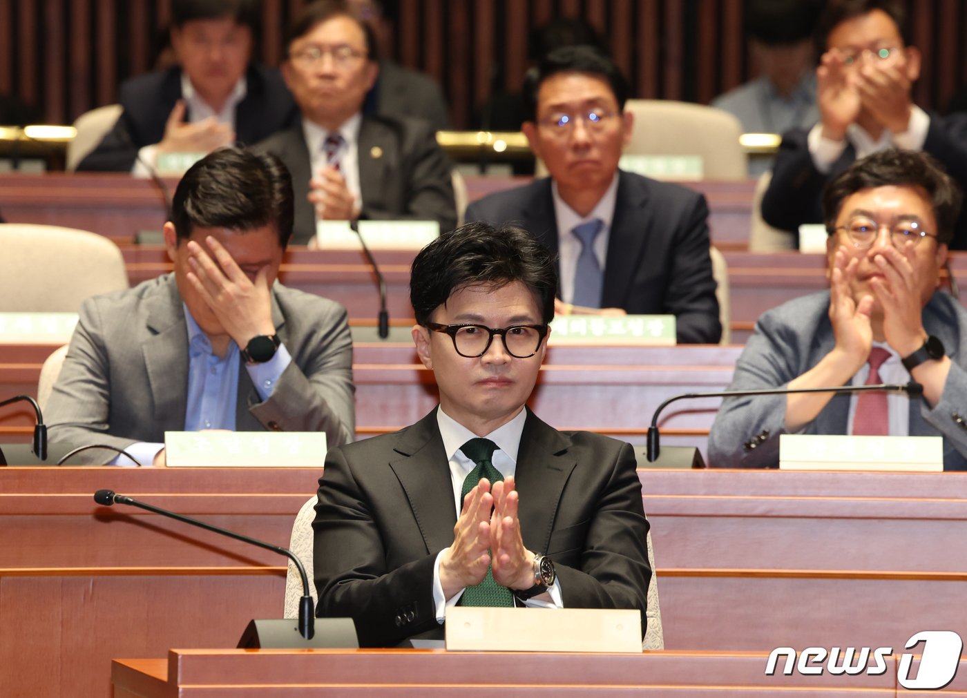 본문 이미지 - 한동훈 법무장관이 6일 서울 여의도 국회에서 열린 국민의힘 정책의원총회에 참석하고 있다. 2023.12.6/뉴스1 ⓒ News1 송원영 기자