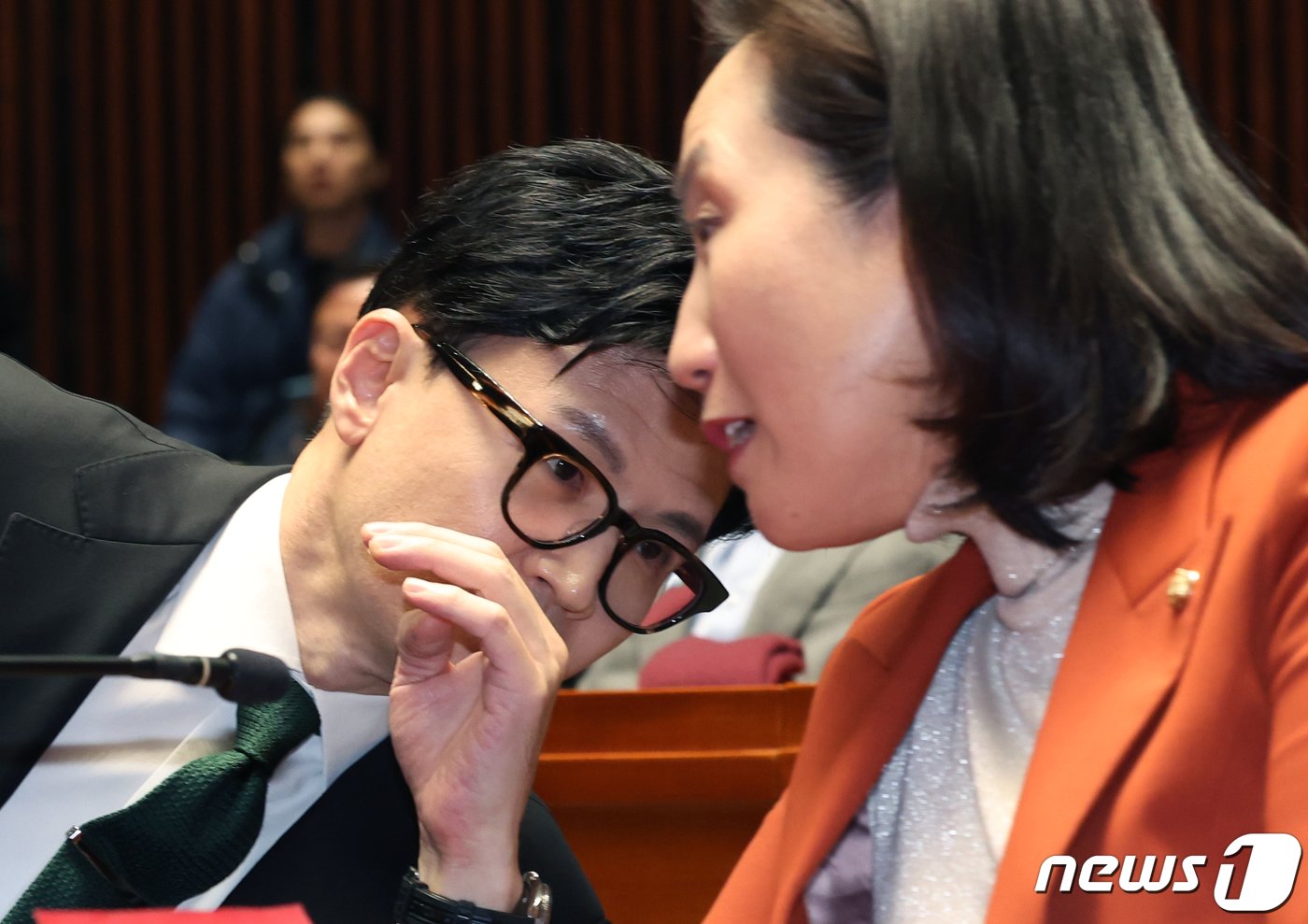 본문 이미지 - 한동훈 법무장관이 6일 서울 여의도 국회에서 열린 국민의힘 정책의원총회에서 전주혜 의원과 대화를 하고 있다. 2023.12.6/뉴스1 ⓒ News1 송원영 기자