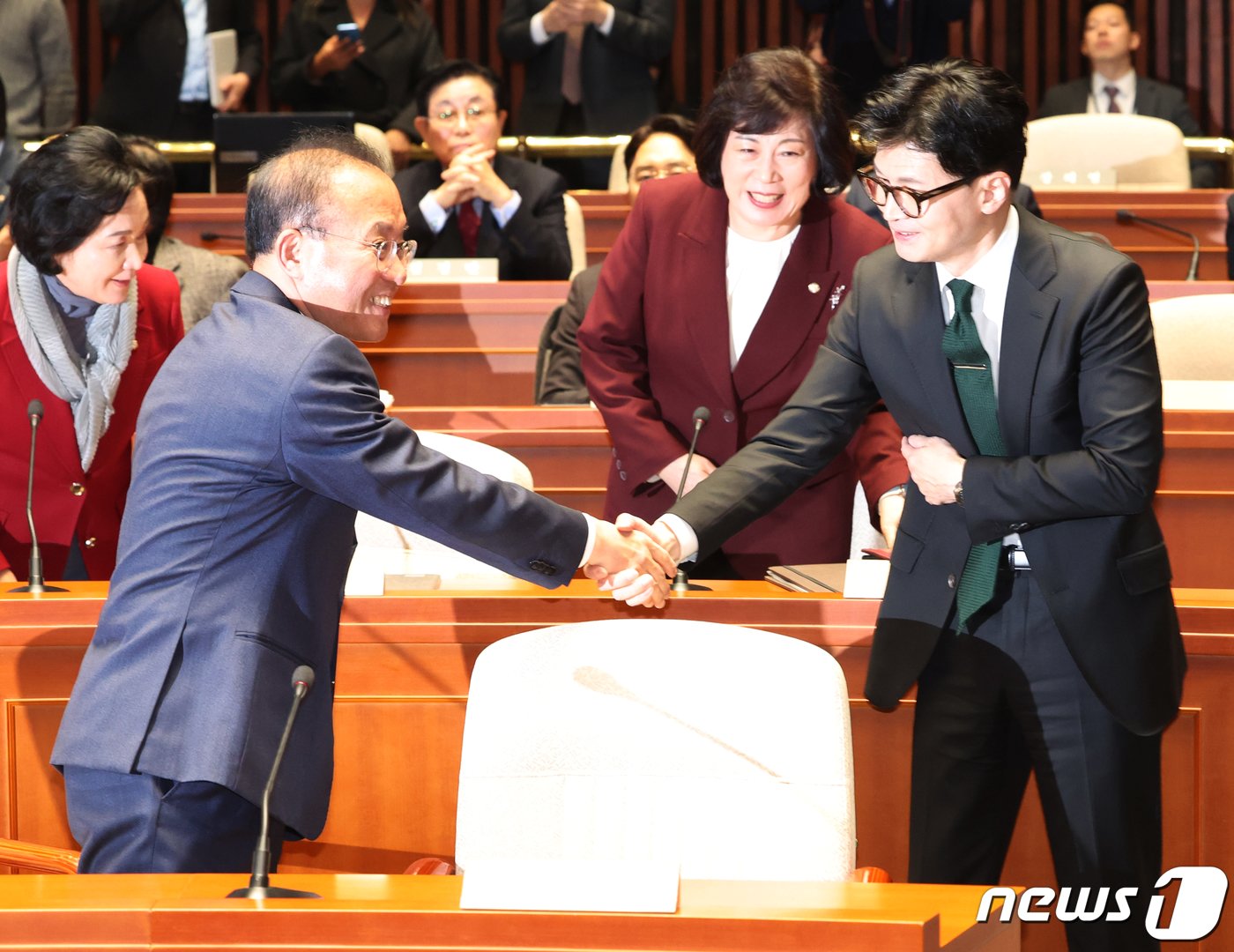 윤재옥 국민의힘 원내대표와 한동훈 법무장관이 6일 서울 여의도 국회에서 열린 정책의원총회에서 인사를 나누고 있다. 2023.12.6/뉴스1 ⓒ News1 송원영 기자