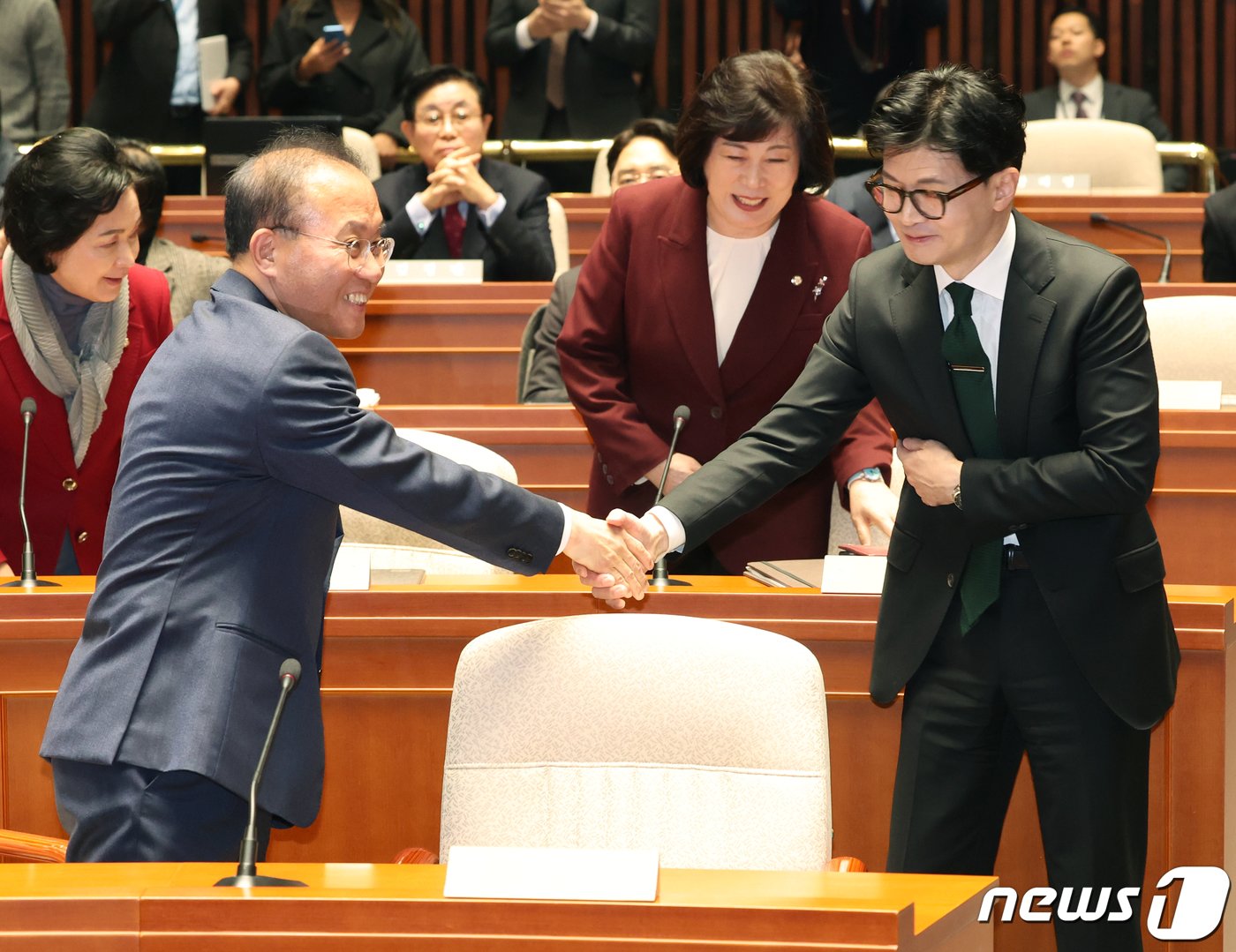 윤재옥 국민의힘 원내대표와 한동훈 법무장관이 6일 서울 여의도 국회에서 열린 정책의원총회에서 인사를 나누고 있다. 2023.12.6/뉴스1 ⓒ News1 송원영 기자