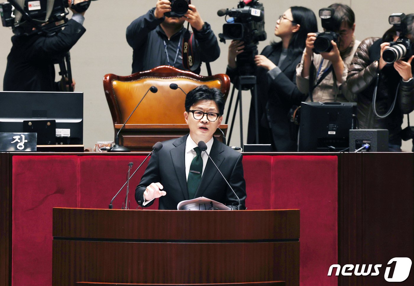 본문 이미지 - 한동훈 법무장관이 6일 서울 여의도 국회에서 열린 국민의힘 정책의원총회에서 출입국 이민관리청 신설 방안에 대해 설명하고 있다. 2023.12.6/뉴스1 ⓒ News1 송원영 기자