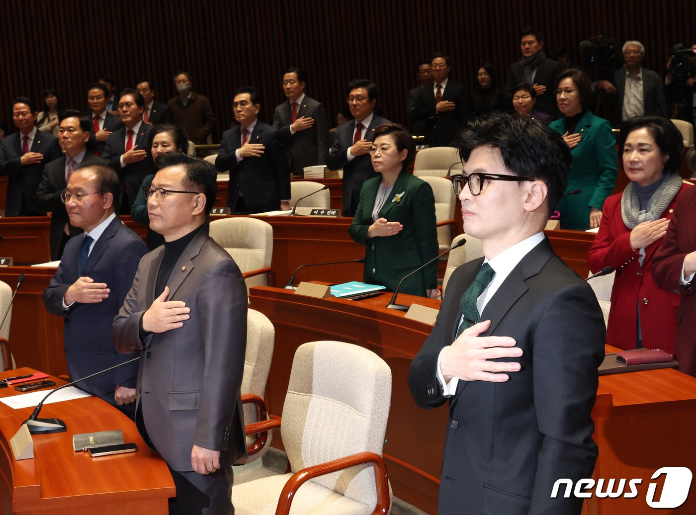 본문 이미지 - 한동훈 법무장관이 6일 서울 여의도 국회에서 열린 국민의힘 정책의원총회에서 국기에 경례를 하고 있다. 2023.12.6/뉴스1 ⓒ News1 송원영 기자